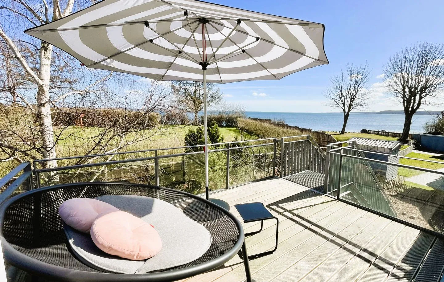 Haifischsieben Flensburger Förde - Erhöhter Balkon mit Meerblick
