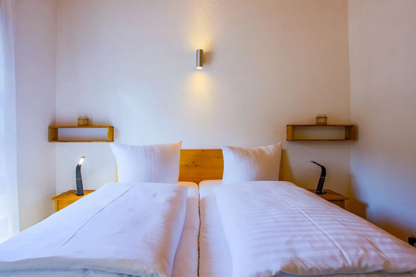 MöwenKieker Silz - Ferienhaus MöwenKieker gemütliches Doppelbett im Schlafzimmer