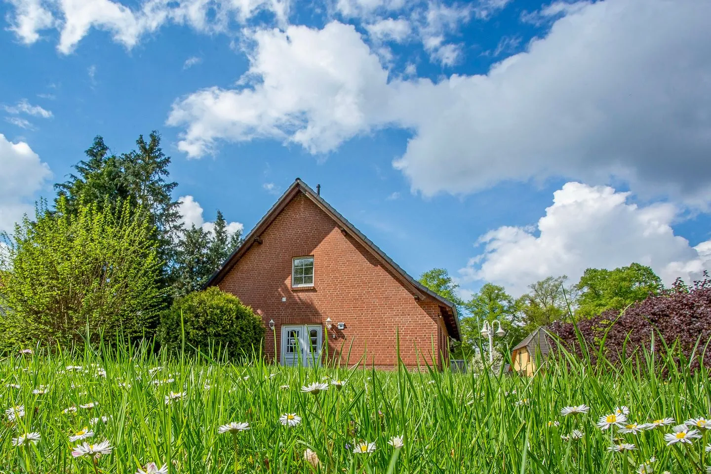 Landhus Alt-Schwerin - Ferienhaus Landhus Gebäude von außen, Ansicht des Gartens