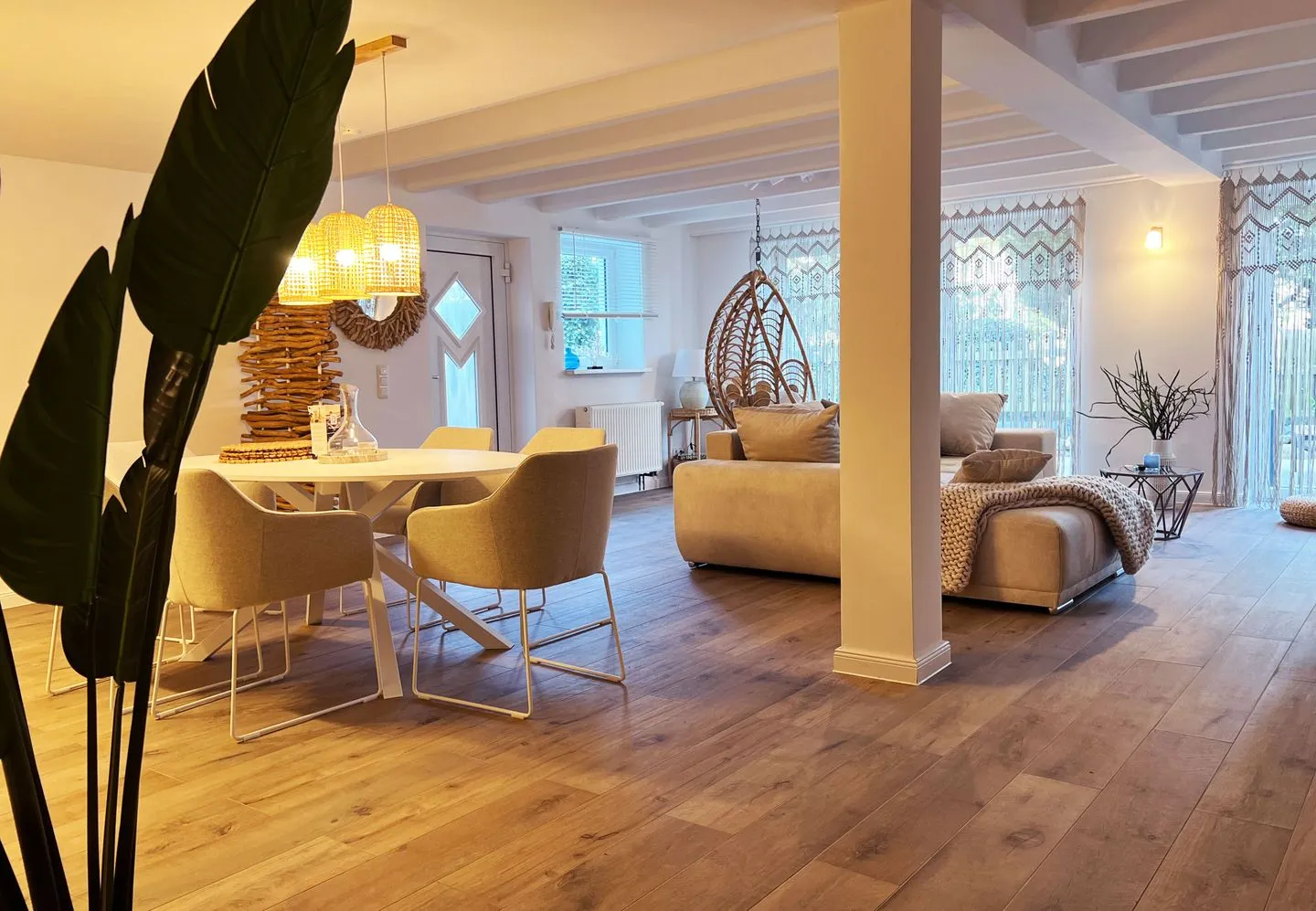 Moderne Lounge-Ferienwohnung mit Terrasse, Strandkorb, Parkplatz - 50 Meter zum Strand Sierksdorf - Ansicht Wohnzimmer mit TV