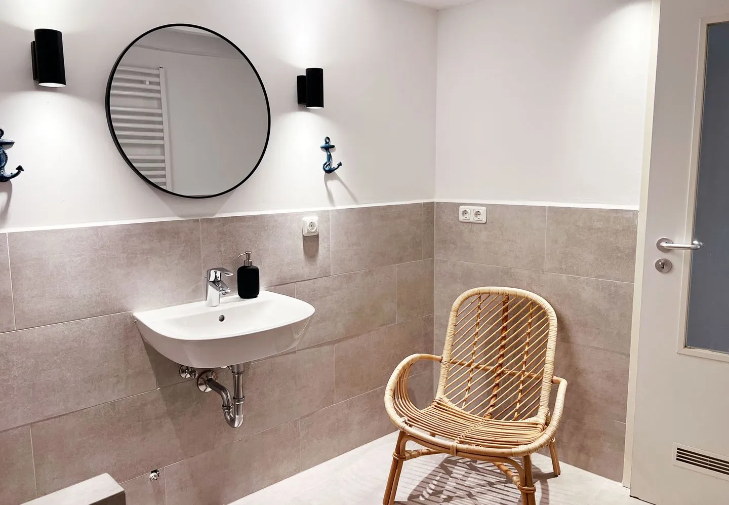Moderne Lounge-Ferienwohnung mit Terrasse, Strandkorb, Parkplatz - 50 Meter zum Strand Sierksdorf - Ansicht Badezimmer
