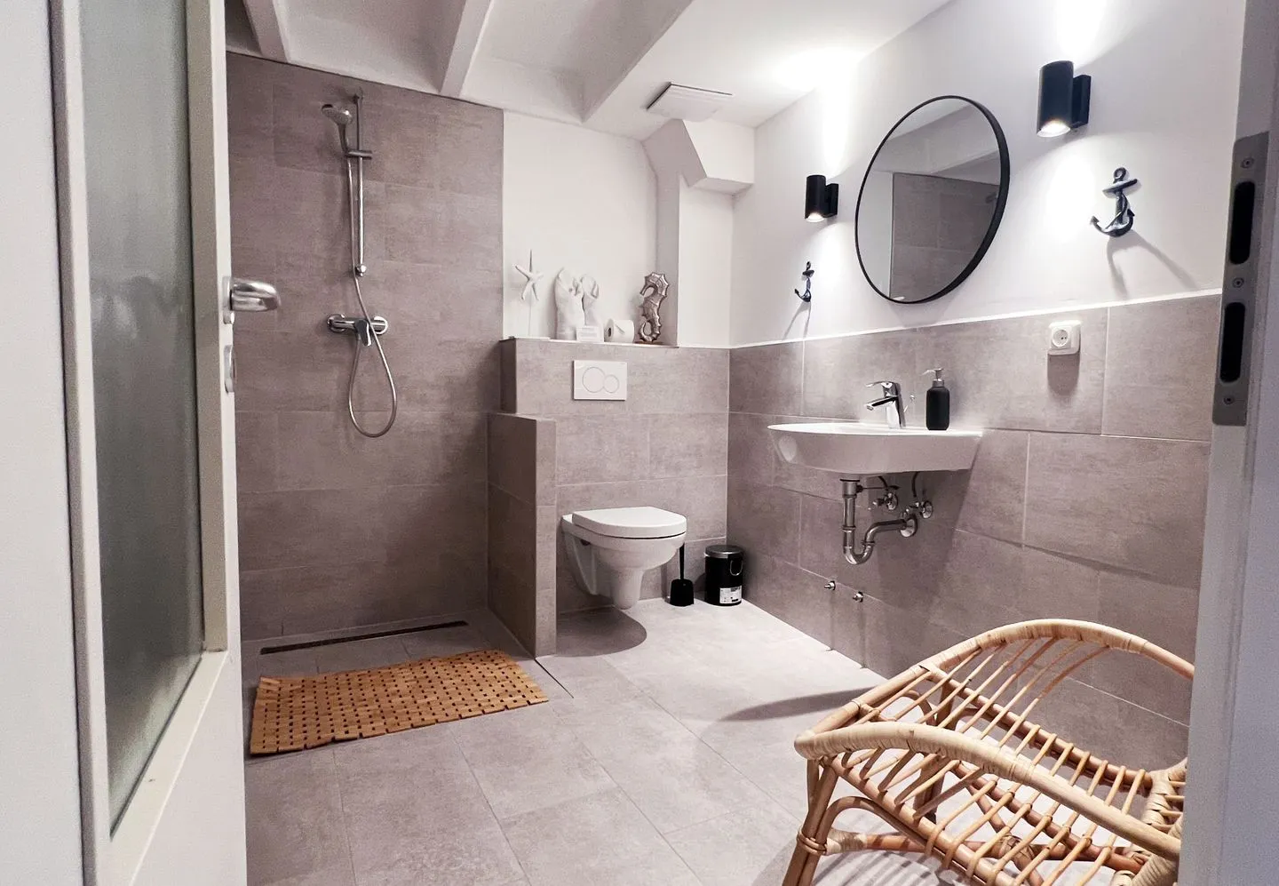 Moderne Lounge-Ferienwohnung mit Terrasse, Strandkorb, Parkplatz - 50 Meter zum Strand Sierksdorf - Modernes Badezimmer mit Dusche