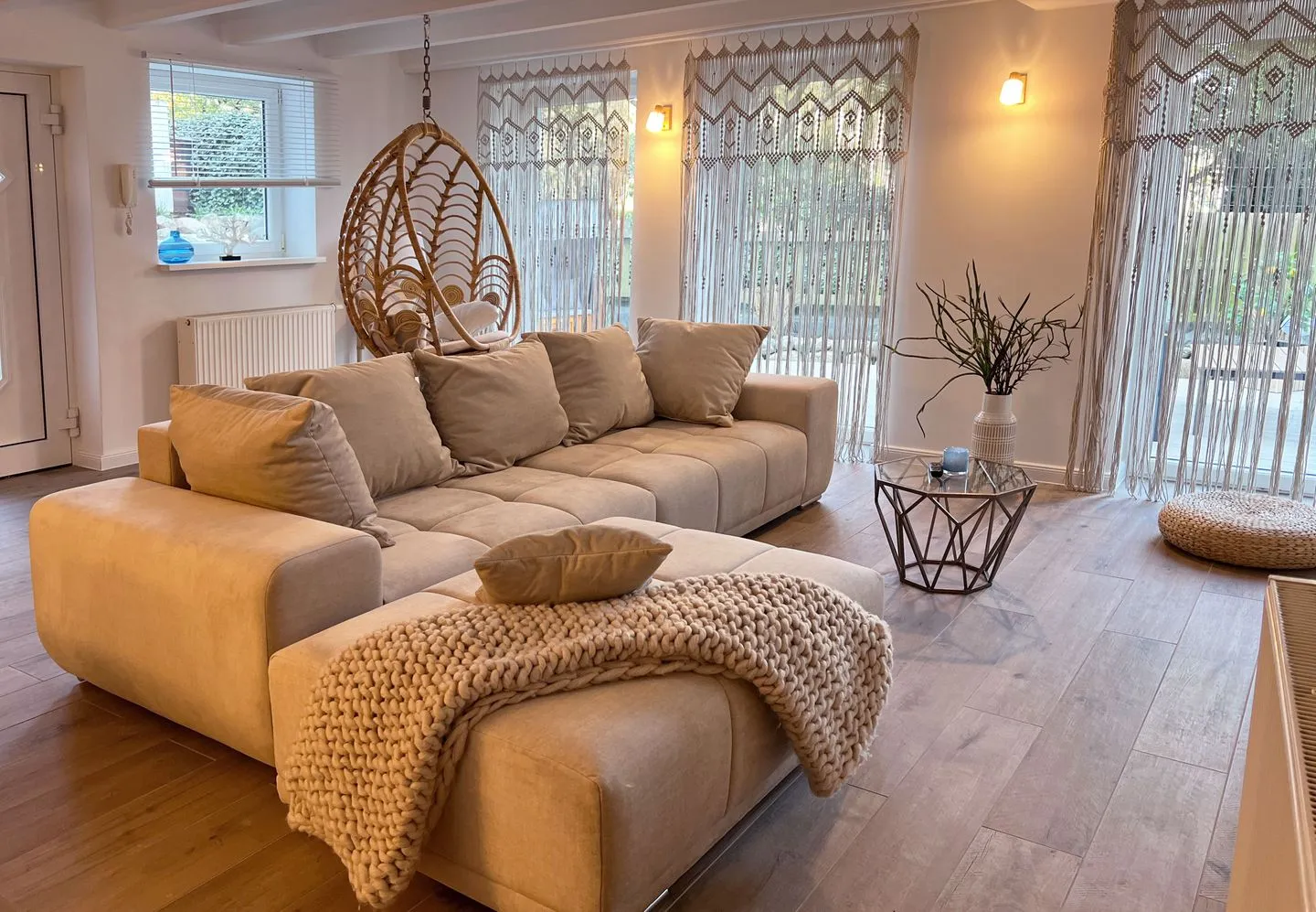 Moderne Lounge-Ferienwohnung mit Terrasse, Strandkorb, Parkplatz - 50 Meter zum Strand Sierksdorf - Sofa-Lounge mit Hängesessel und TV