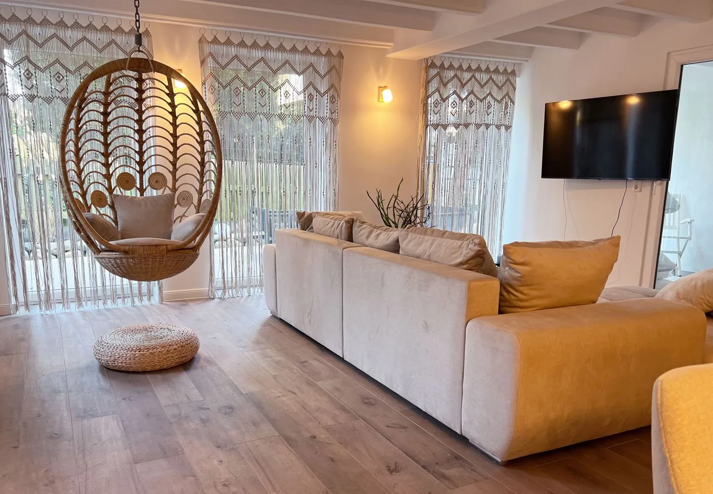 Moderne Lounge-Ferienwohnung mit Terrasse, Strandkorb, Parkplatz - 50 Meter zum Strand Sierksdorf - Hängesessel zum entspannen