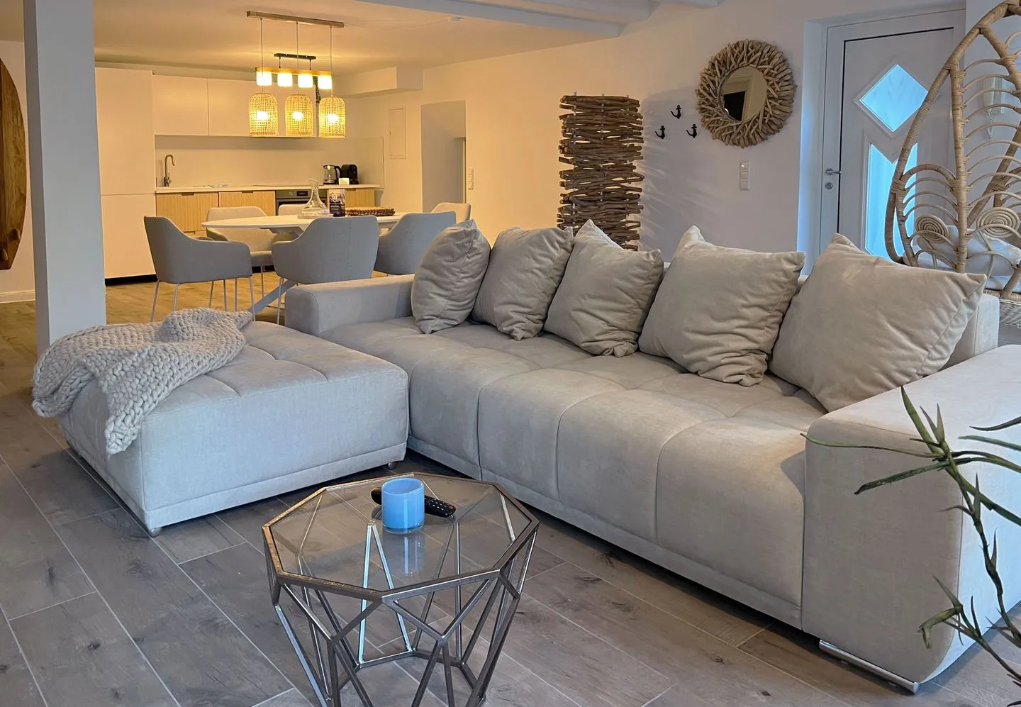 Moderne Lounge-Ferienwohnung mit Terrasse, Strandkorb, Parkplatz - 50 Meter zum Strand Sierksdorf - Großes Sofa zum Wohlfühlen