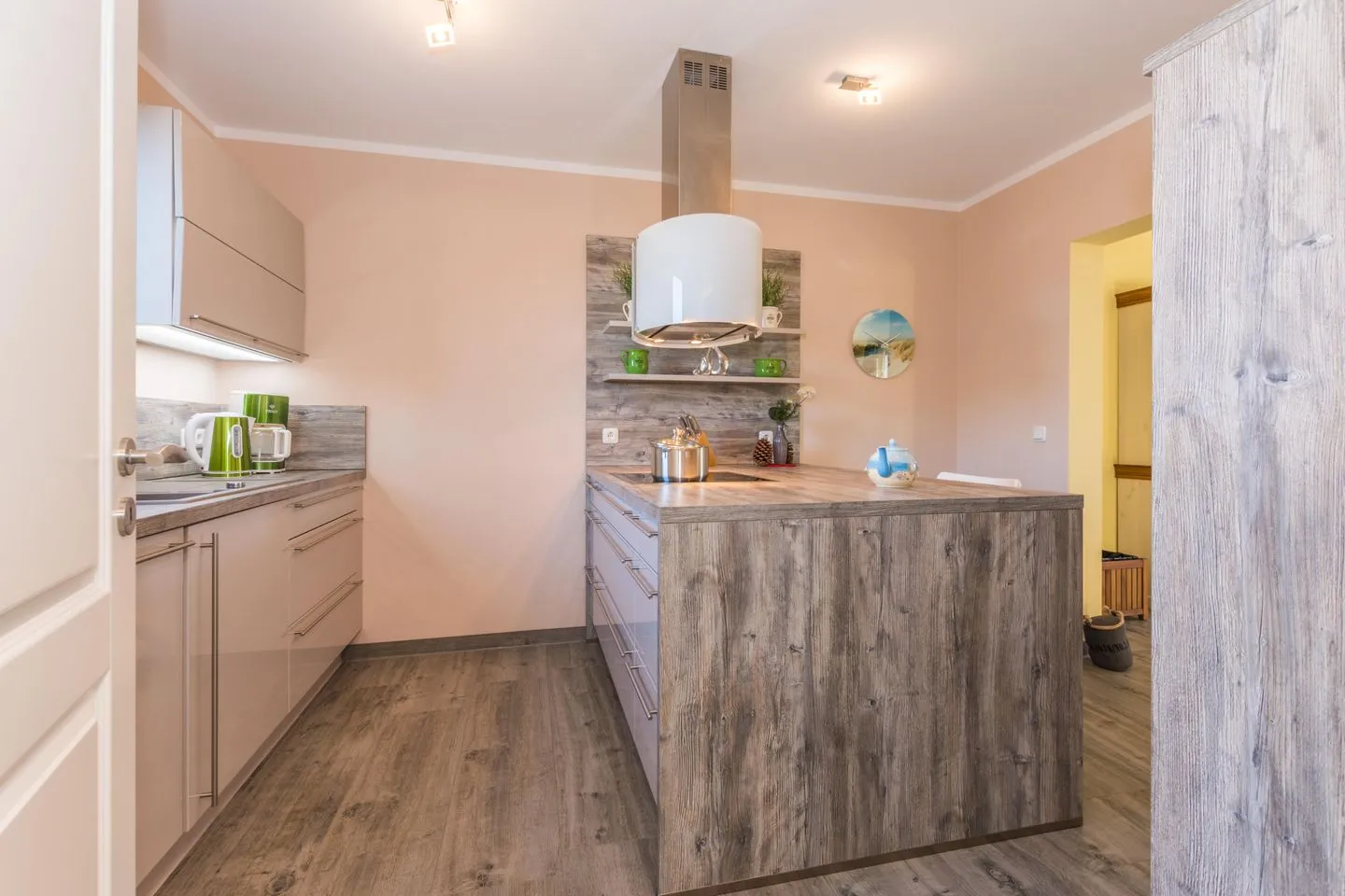 Ferienhaus - Deichweg 10 Ostseeheilbad Zingst - Blick vom Flur in die Küche
