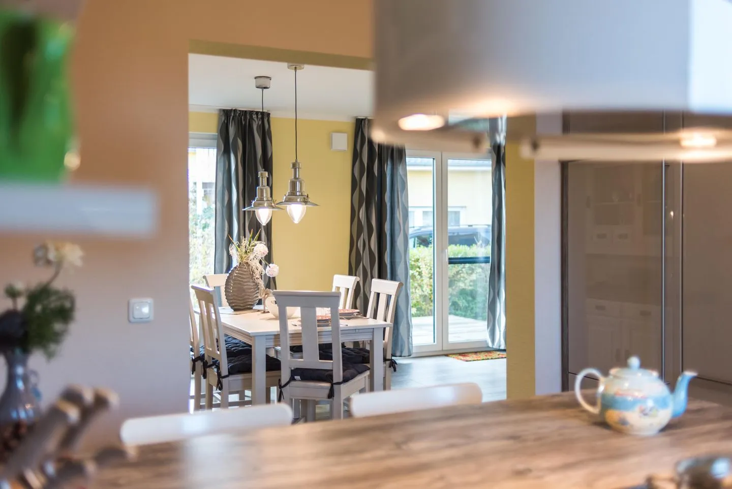 Ferienhaus - Deichweg 10 Ostseeheilbad Zingst - Küche mit Blick zum Essbereich
