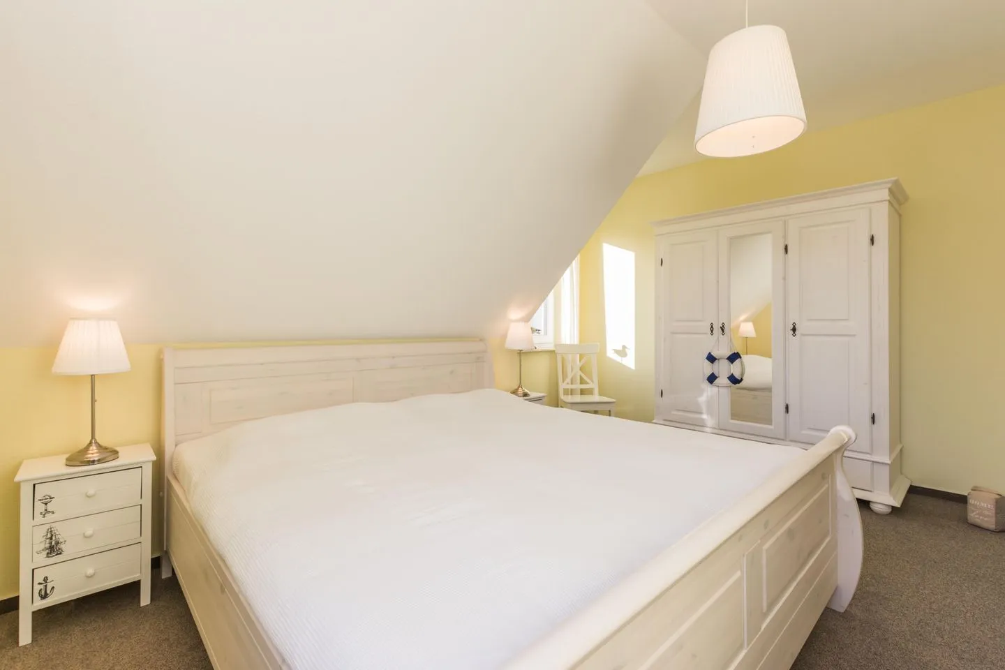 Ferienhaus - Deichweg 10 Ostseeheilbad Zingst - 1. Schlafzimmer mit Doppelbett und Kleiderschrank
