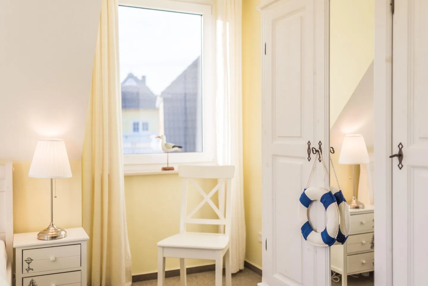 Ferienhaus - Deichweg 10 Ostseeheilbad Zingst - Kleiderschrank im 1. Schlafzimmer