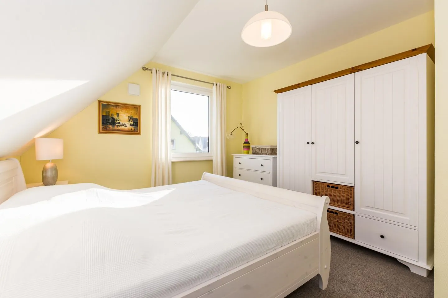 Ferienhaus - Deichweg 10 Ostseeheilbad Zingst - 3. Schlafzimmer mit Doppelbett und Kleiderschrank