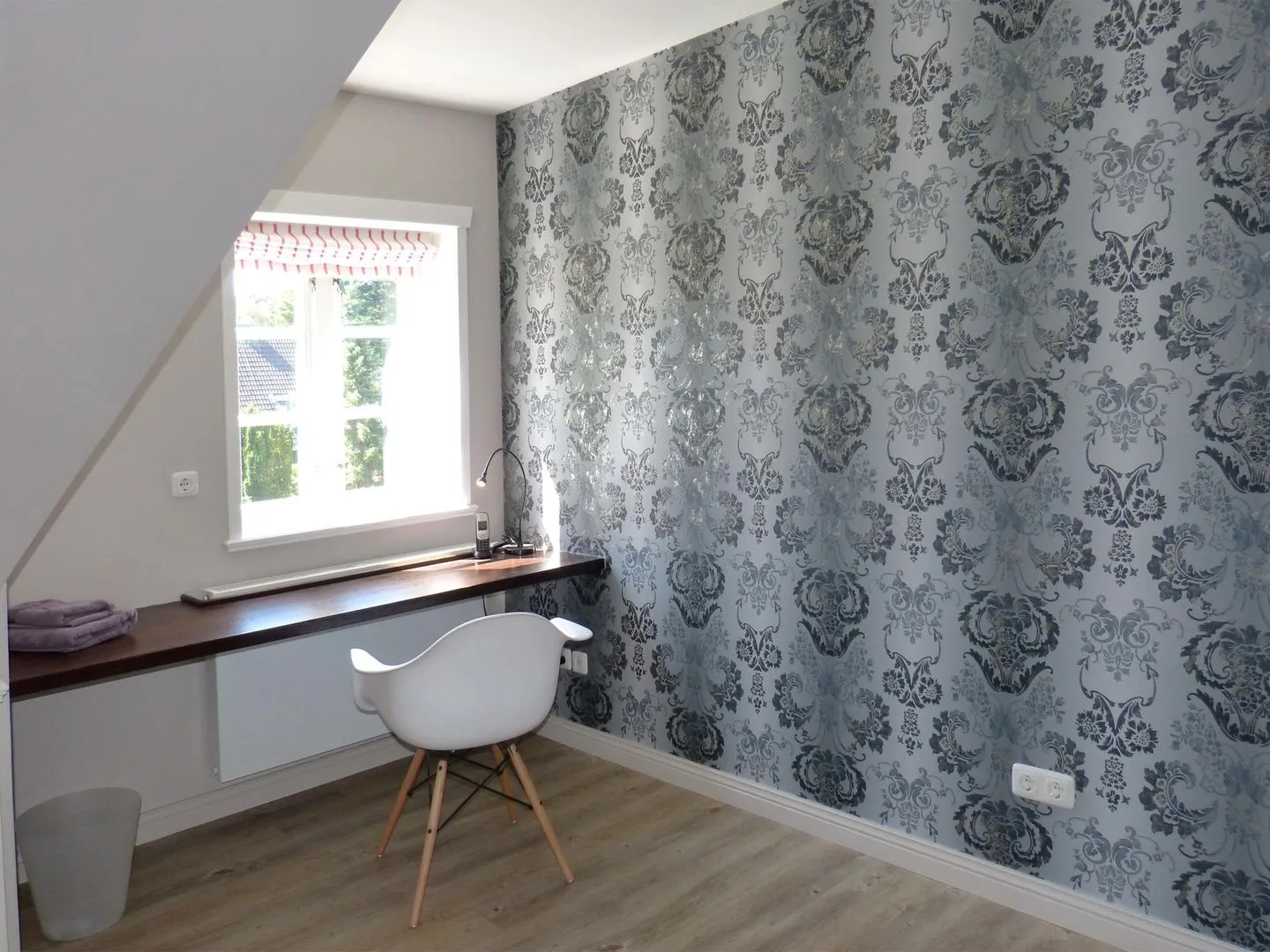 Haus *Strandweg 8* Friesenhaushälfte *Steuerbord* Süddorf auf Amrum - Schlafzimmer 2 mit Arbeitsplatz im Ferienhaus Steuerbord in Süddorf auf Amrum