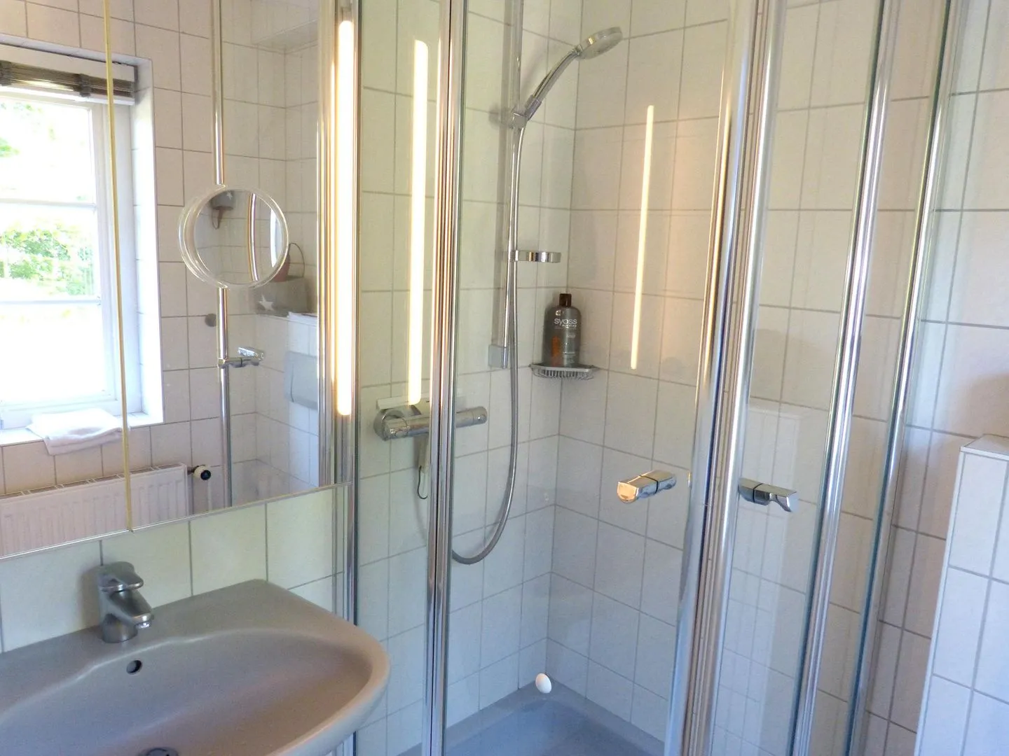 Haus *Strandweg 8* Friesenhaushälfte *Steuerbord* Süddorf auf Amrum - Badezimmer im Ferienhaus Steuerbord in Süddorf auf Amrum