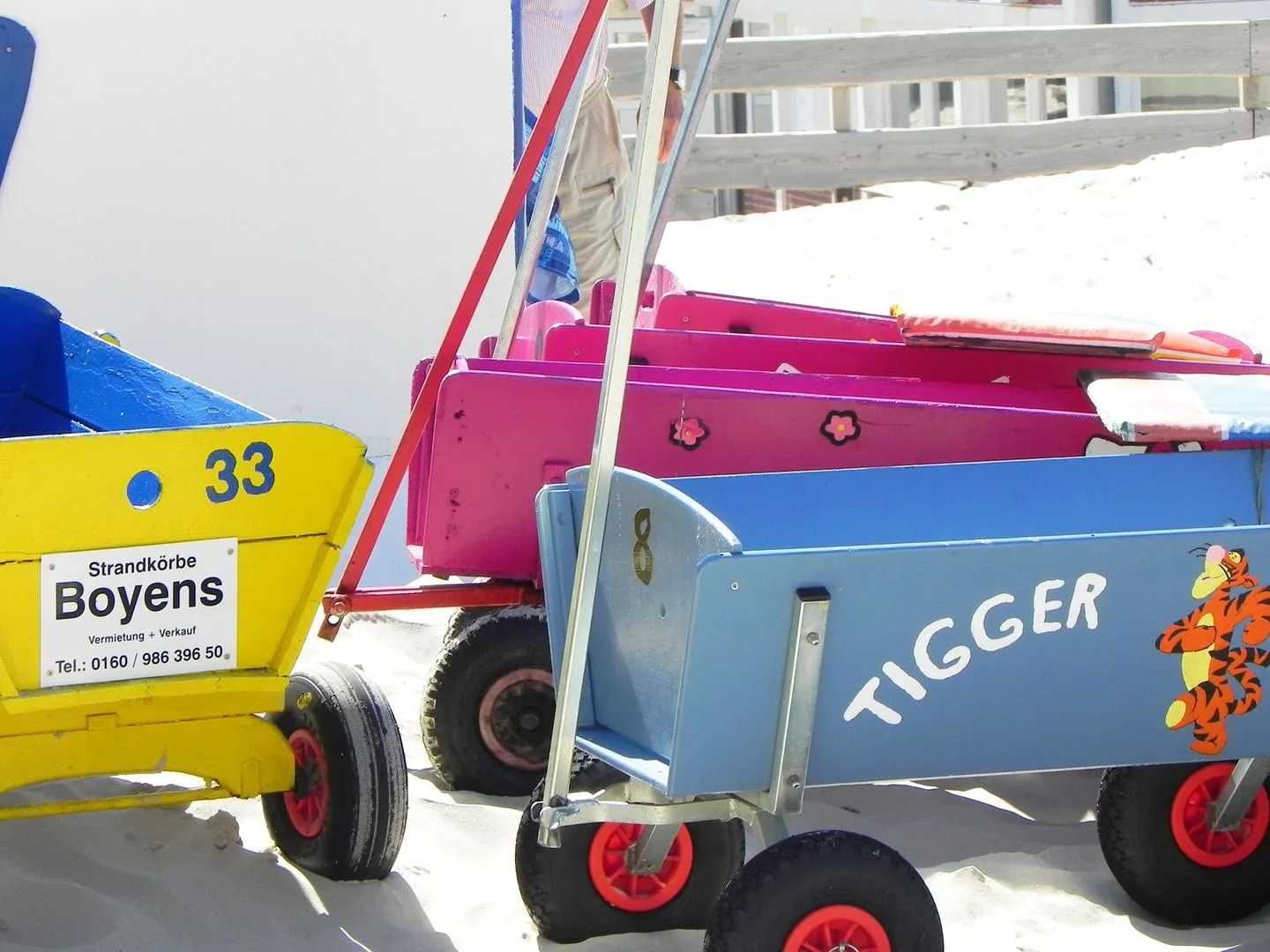 Haus *Strandweg 8* Friesenhaushälfte *Steuerbord* Süddorf auf Amrum - Bollerwagen und Badespaß am Strand auf Amrum