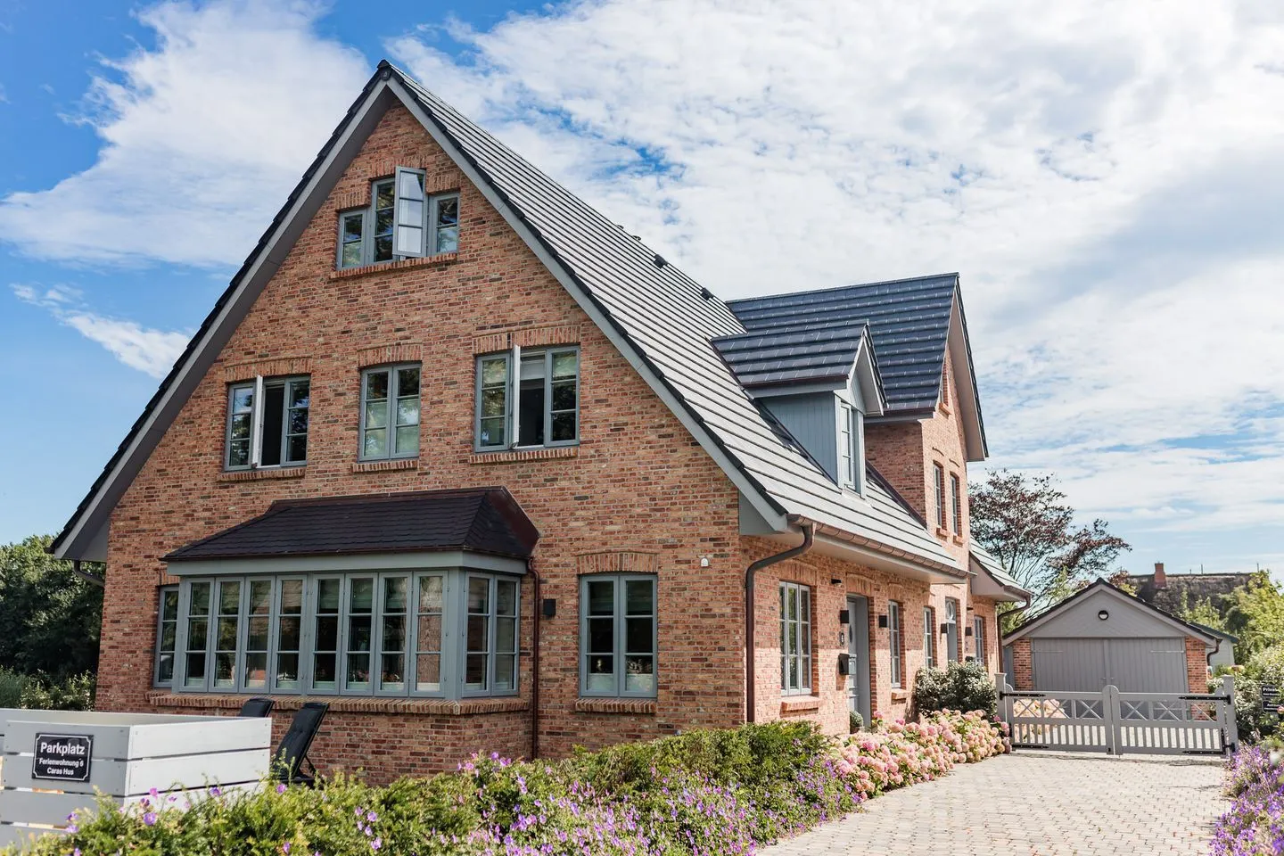Caras Hus Midlum -