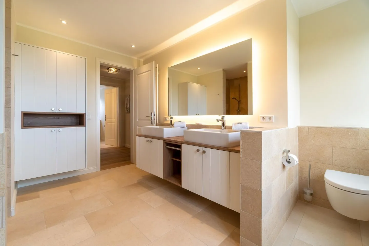 Caras Hus Midlum -