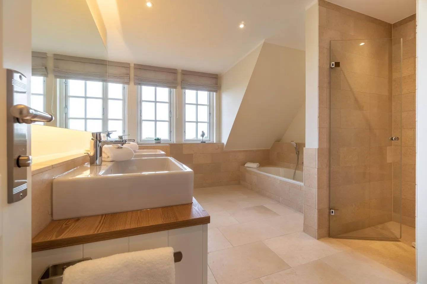 Caras Hus Midlum -