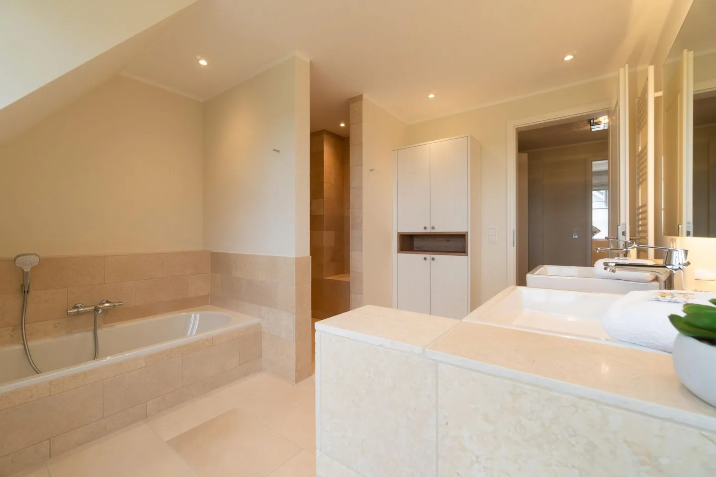 Caras Hus Midlum -