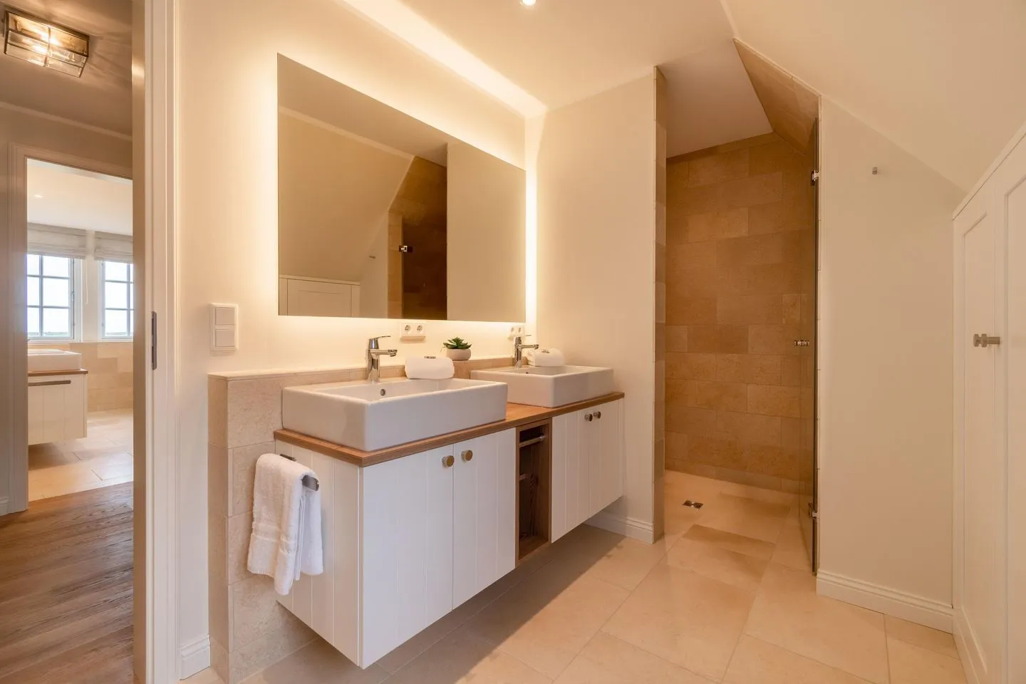 Caras Hus Midlum -