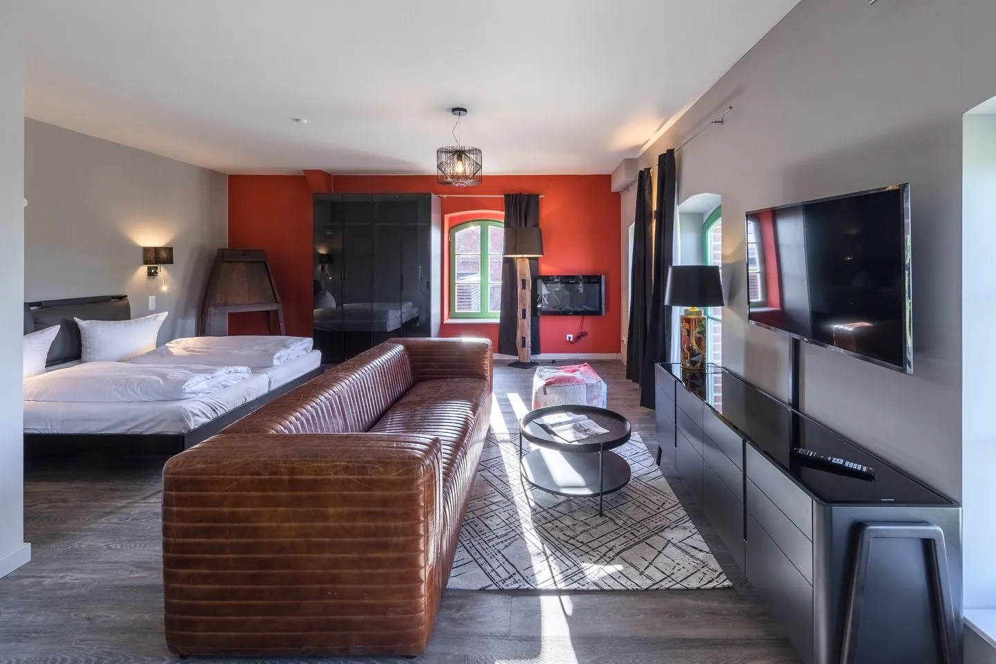 Wellenzauber Klink - Ferienwohnung Wellenzauber Wohnbereich und Schlafbereich mit modernem Ledersofa