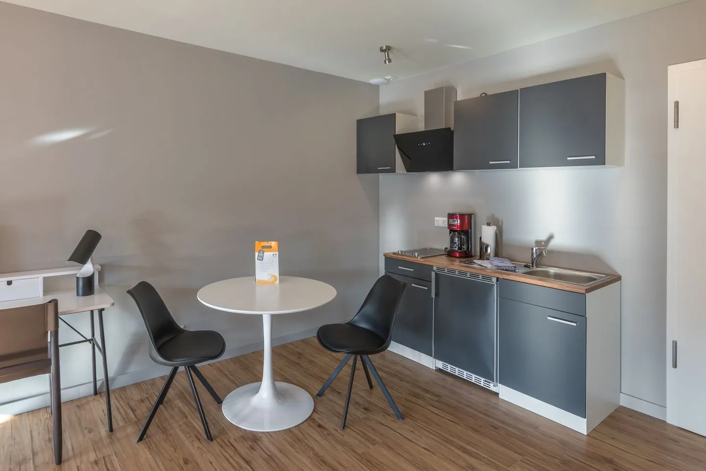 Müritznest Klink - Ferienwohnung Müritznest Küchenzeile mit Kochfeld, Kaffeemaschine und Kühlschrank