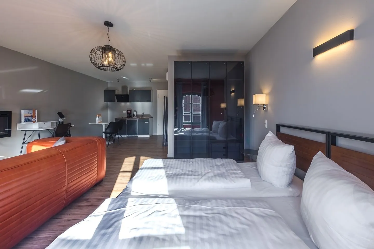 Müritznest Klink - Ferienwohnung Müritznest modernes Bett mit Wandlampen