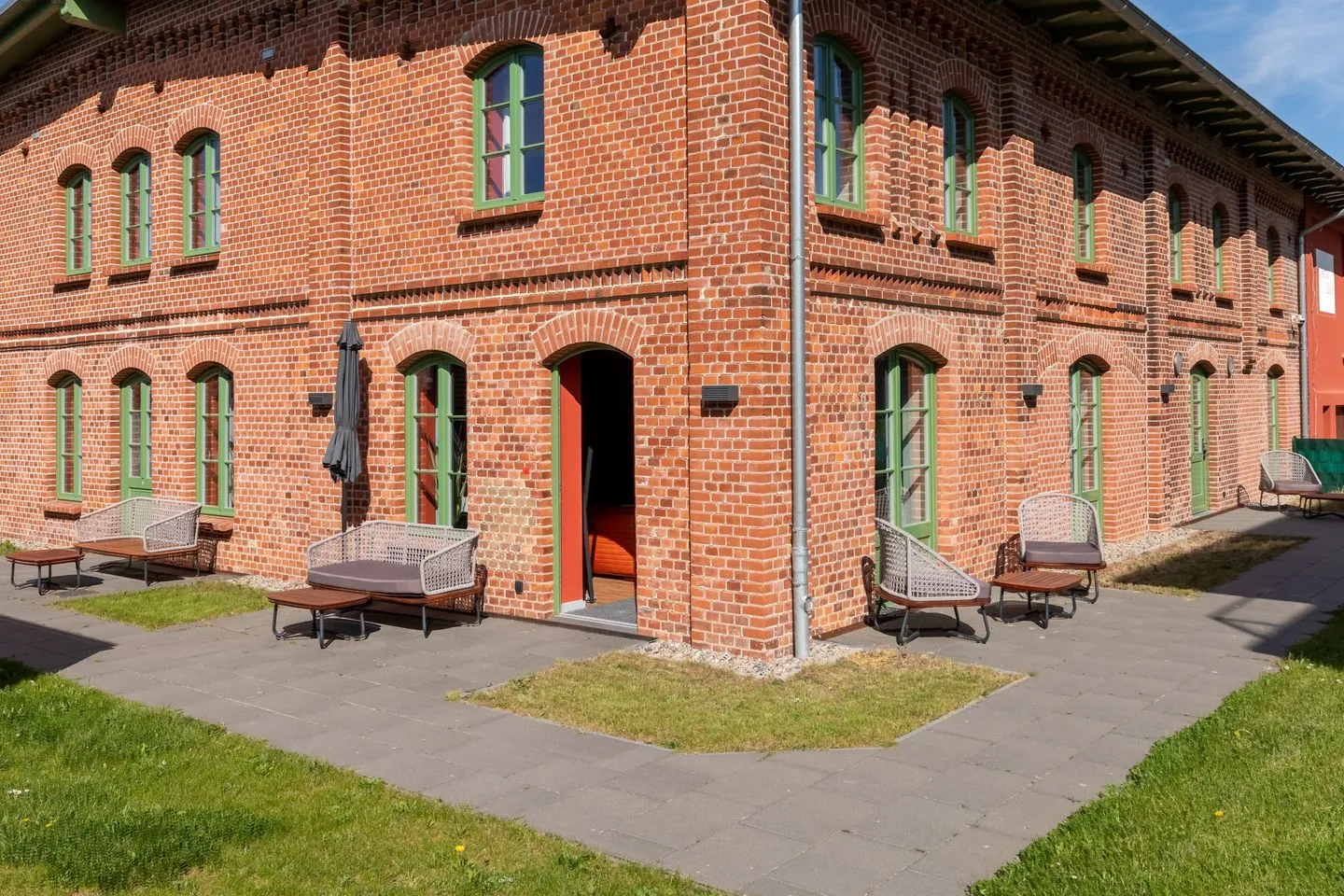 Müritzperle Klink - Ferienwohnung Müritzperle Terrasse mit Sitzmöbeln und Tisch