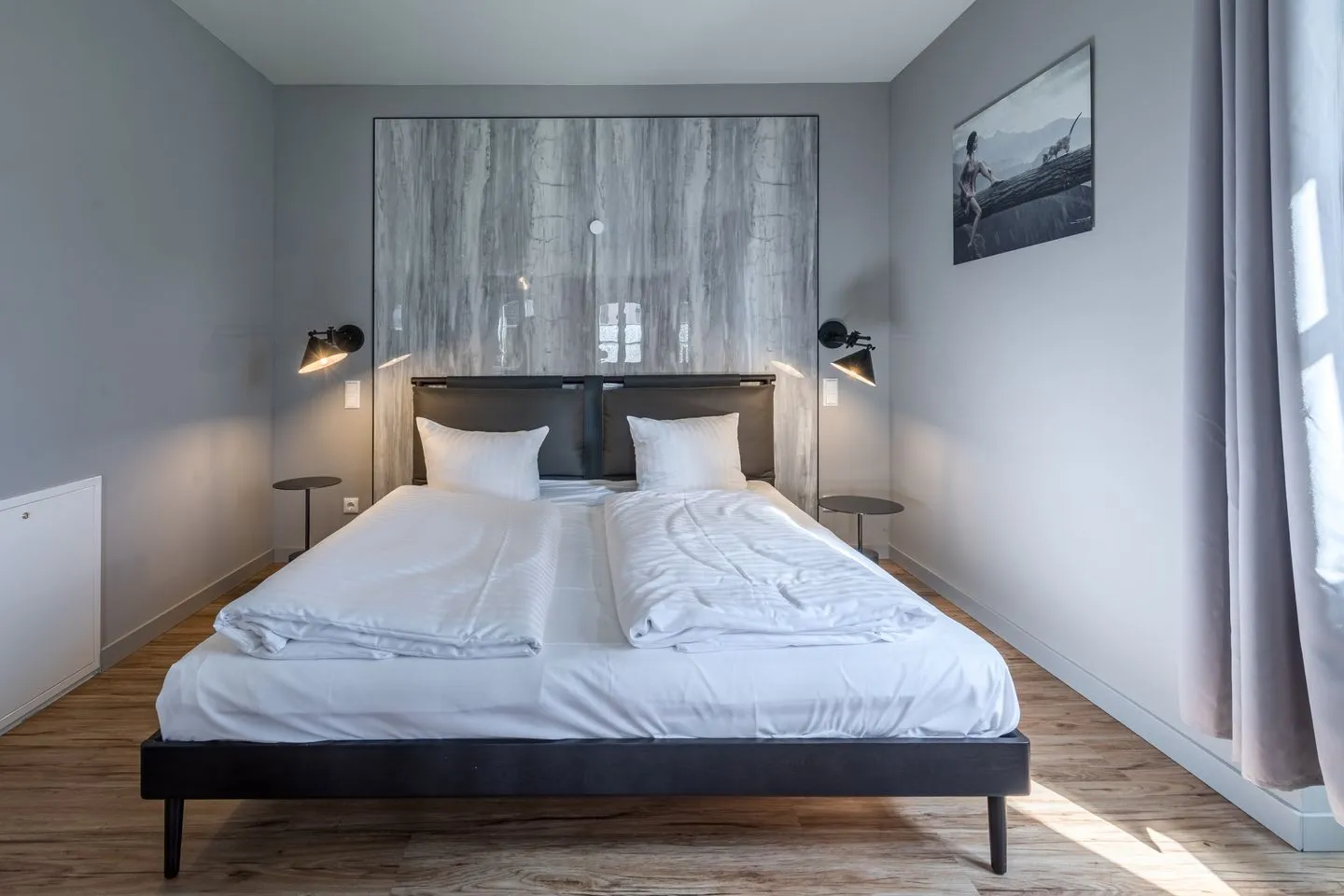 Müritzperle Klink - Ferienwohnung Müritzperle Schlafzimmer mit Doppelbett und Wandlampen