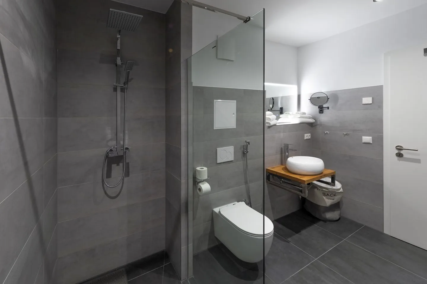 Schwalbenblick Klink - Ferienwohnung Schwalbenblick modernes Bad mit Glasdusche