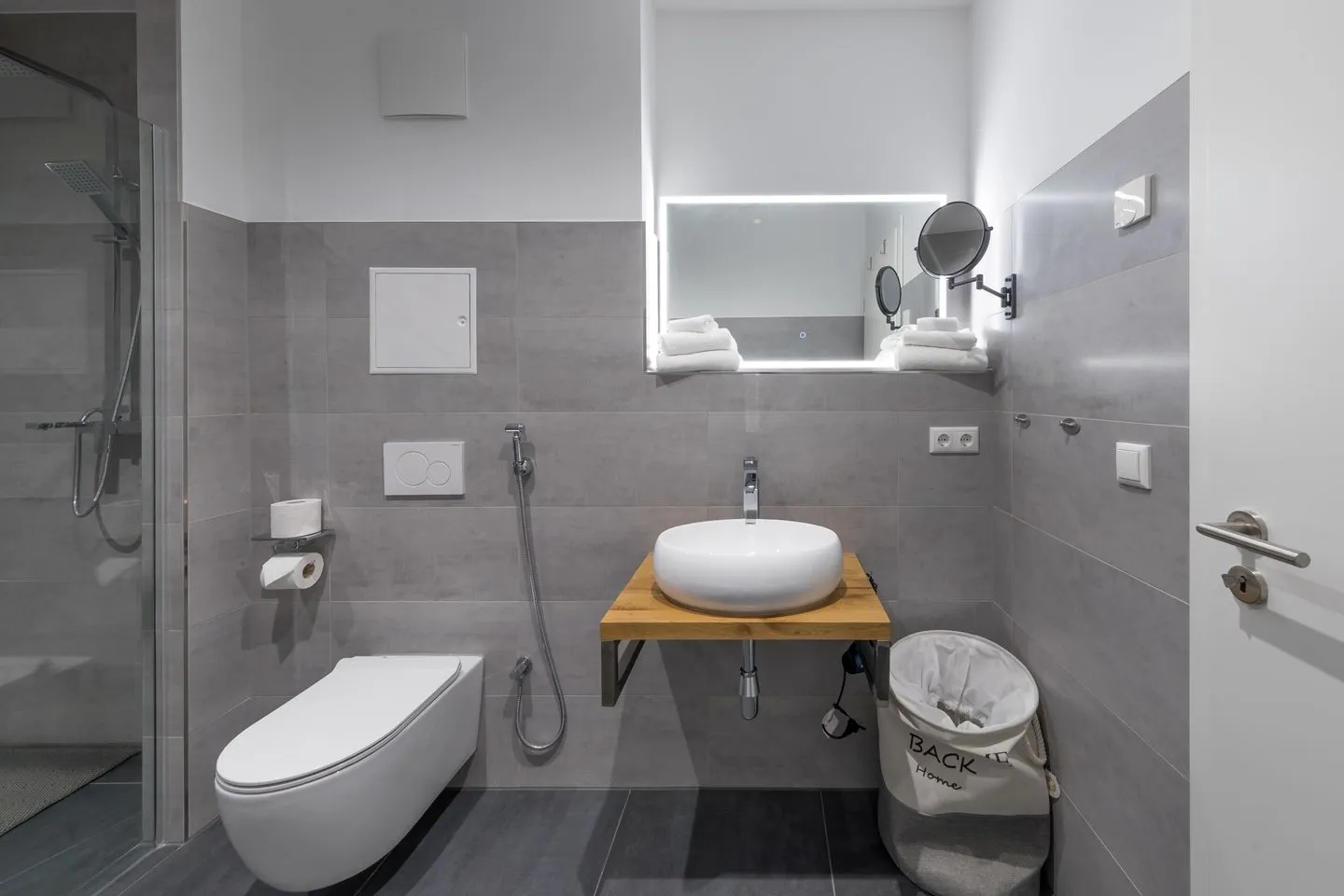 Schwalbenblick Klink - Ferienwohnung Schwalbenblick Bad in modernem, minimalistischem Stil