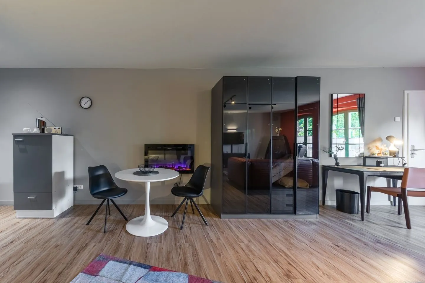 Schwalbenblick Klink - Ferienwohnung Schwalbenblick Kleiderschrank und Esstisch