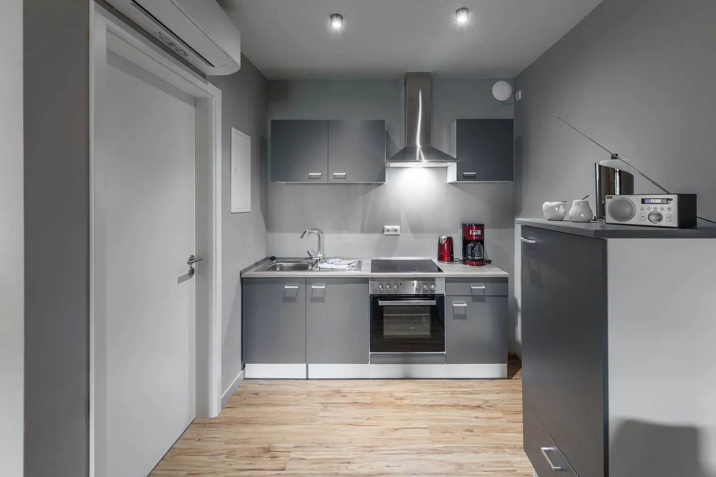 Schwalbenblick Klink - Ferienwohnung Schwalbenblick Küchenzeile mit Backofen und Ceranfeld