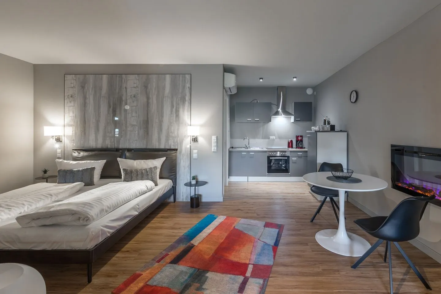 Schwalbenblick Klink - Ferienwohnung Schwalbenblick modernes Bett und Sitzmöglichkeiten