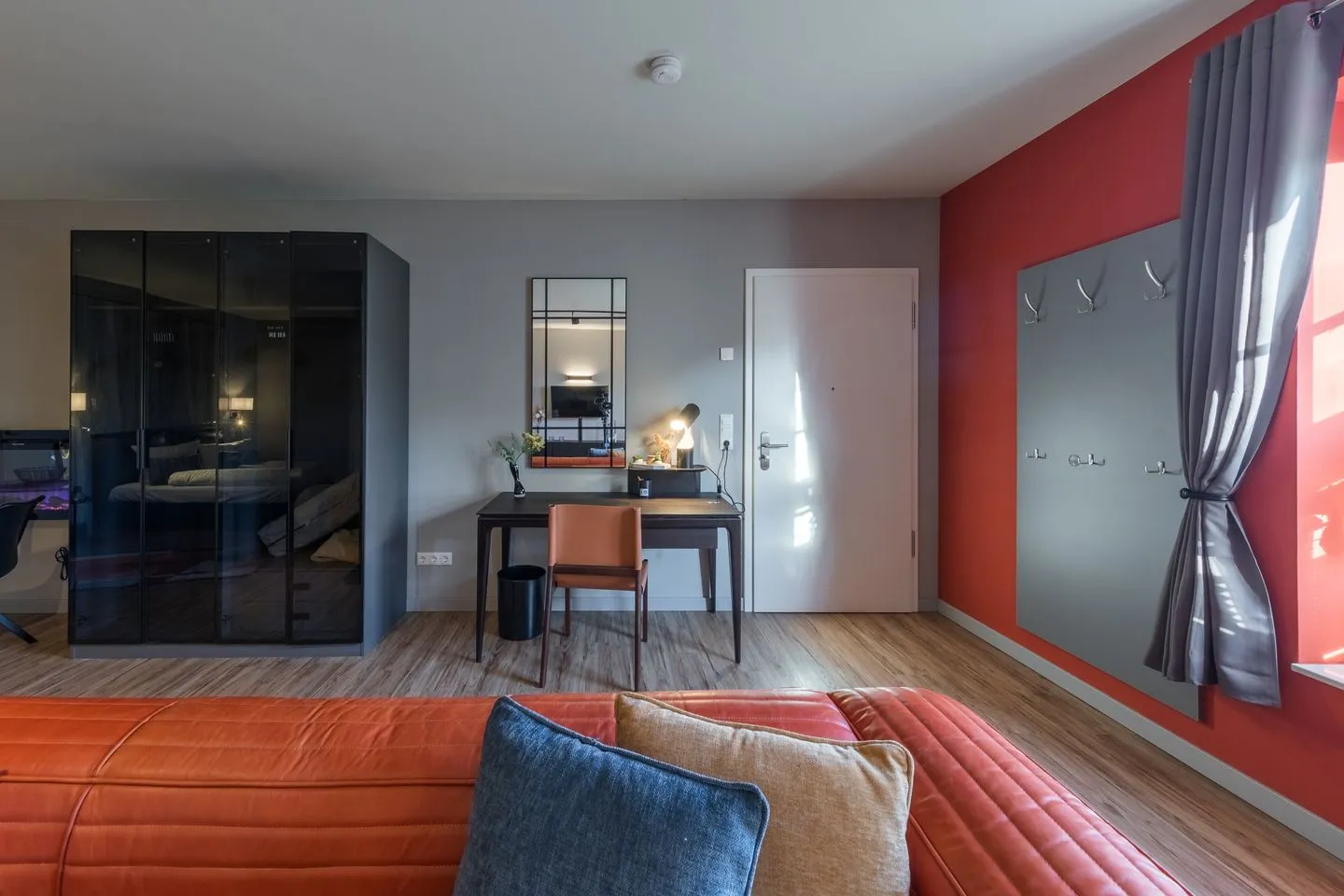 Schwalbenblick Klink - Ferienwohnung Schwalbenblick Schreibtisch, Kleiderschrank und Eingangsbereich