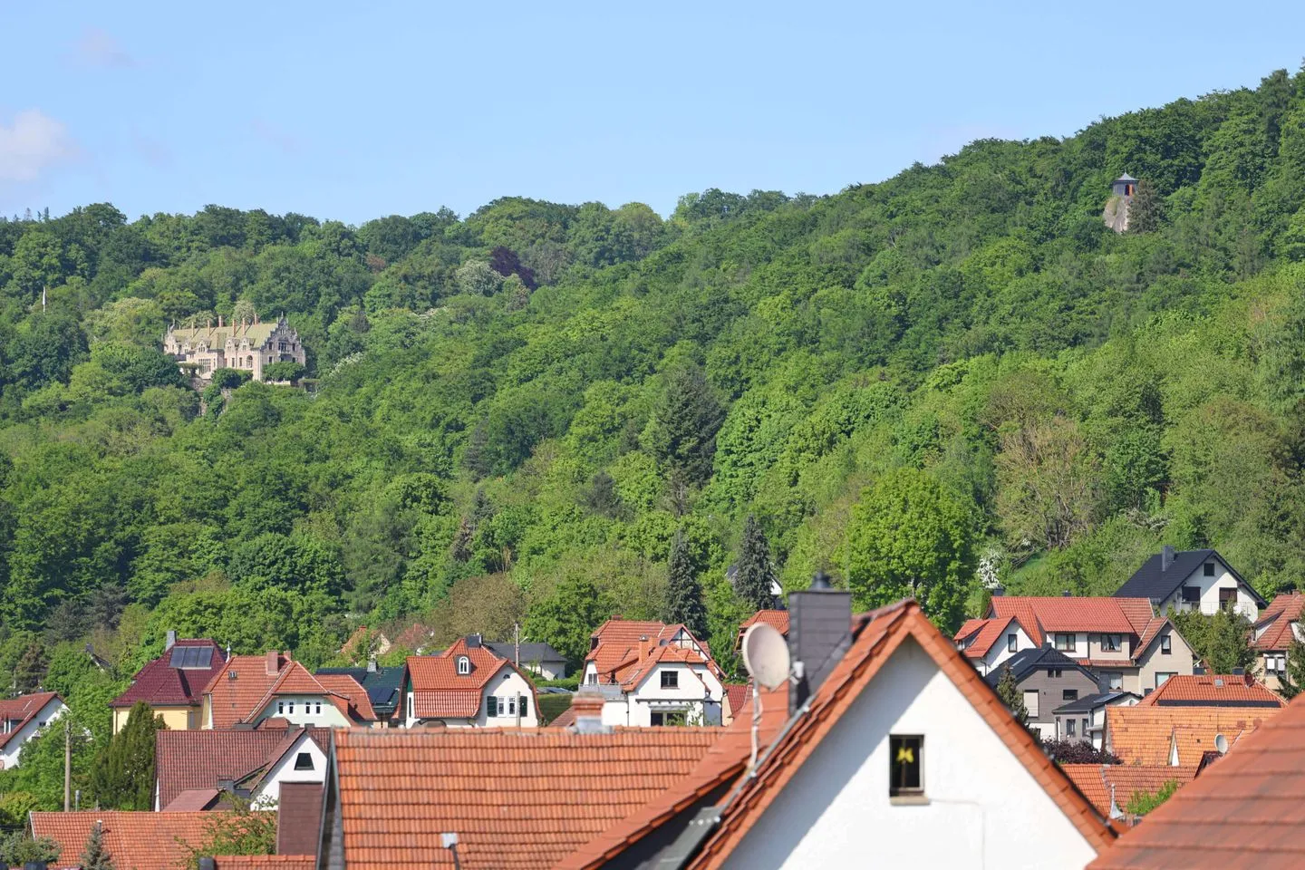 Ferienwohnung Altensteinblick Thüringer Wald - Balkonblick auf Schloss Altenstein und das Chinesische Teehäuschen