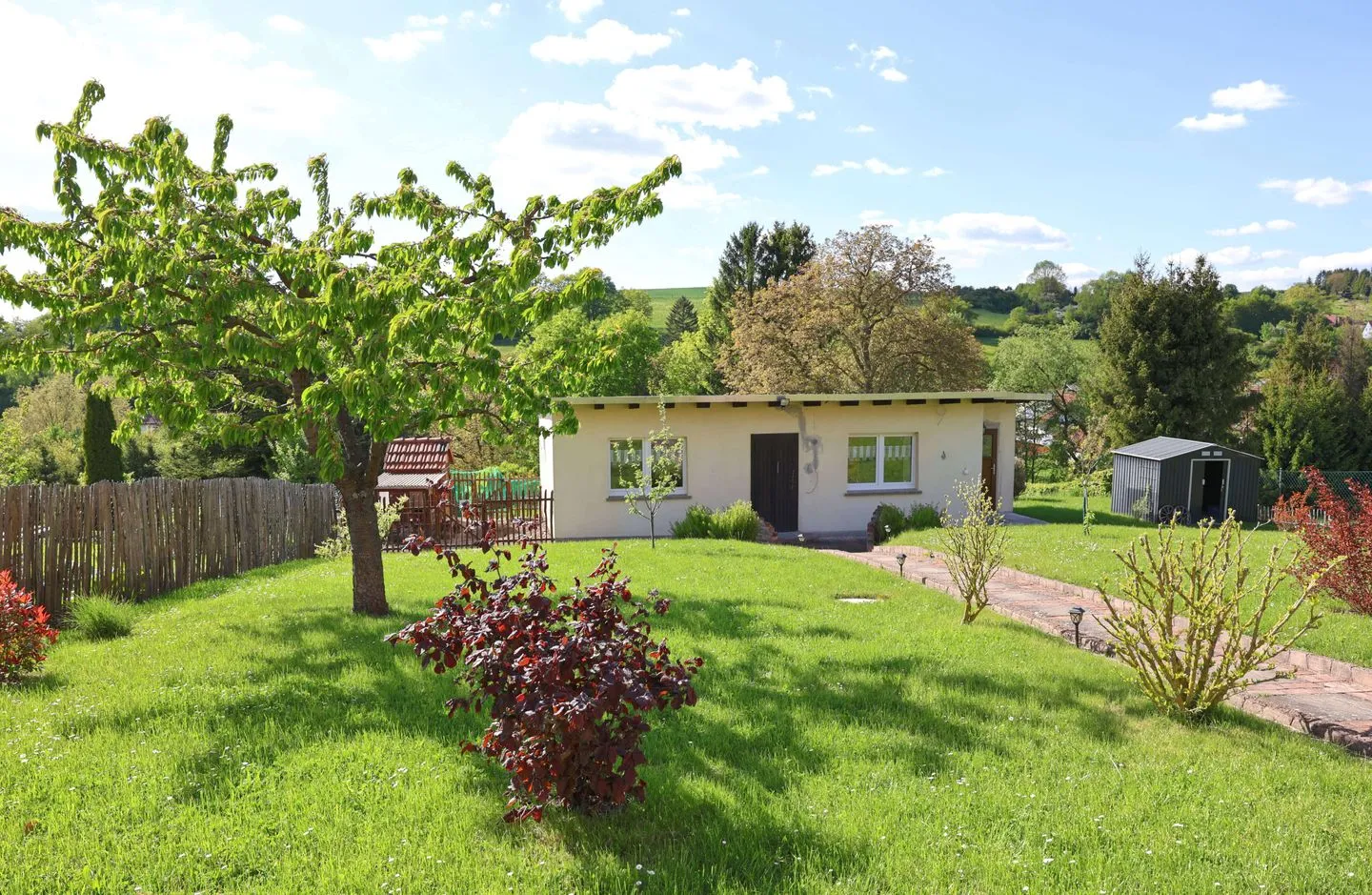 Ferienwohnung Altensteinblick Thüringer Wald - Herrlicher Garten bei strahlendem Sonnenschein im Frühling