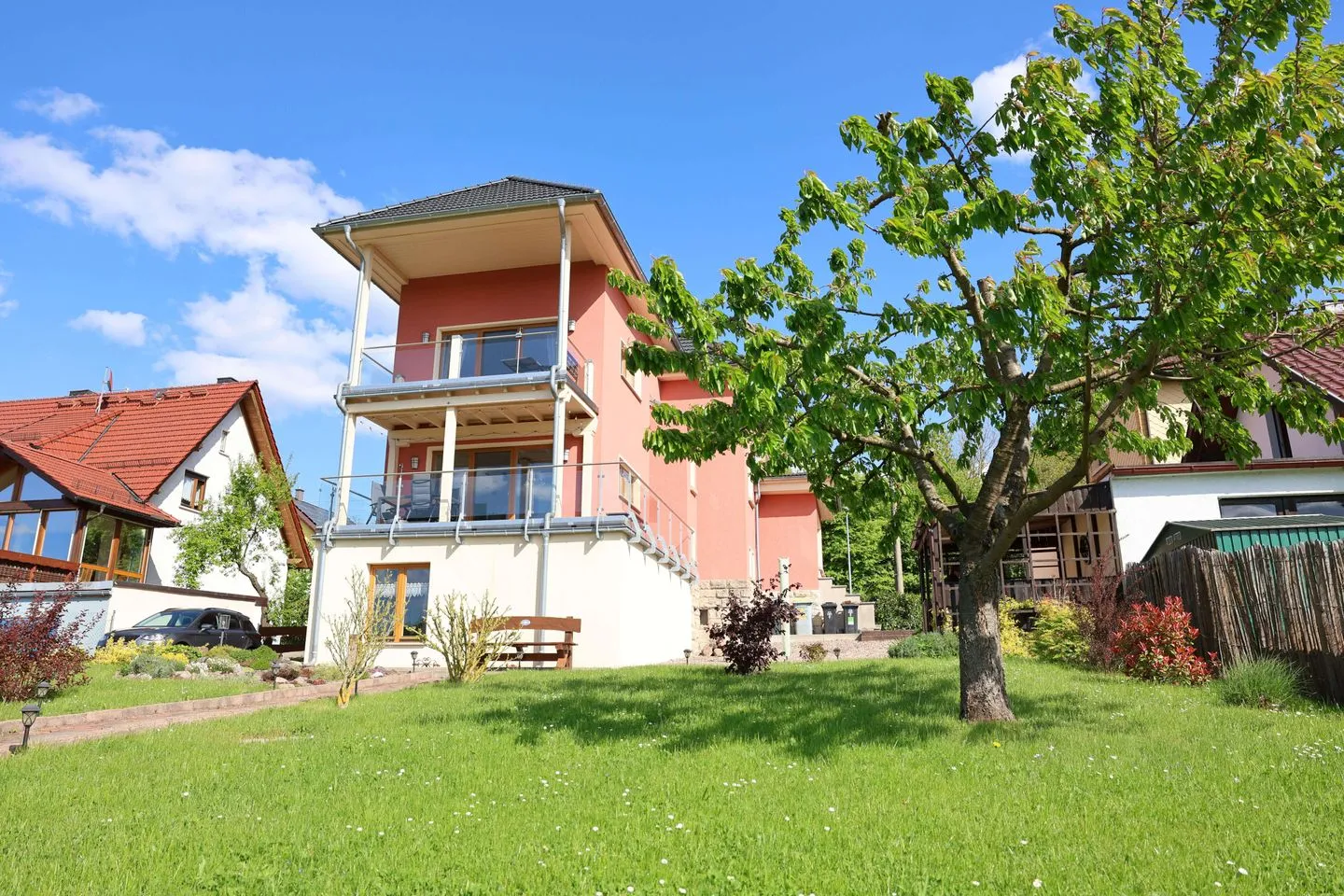 Ferienwohnung Altensteinblick Thüringer Wald - Blick auf das Haus aus dem mit Leidenschaft gepflegten Garten