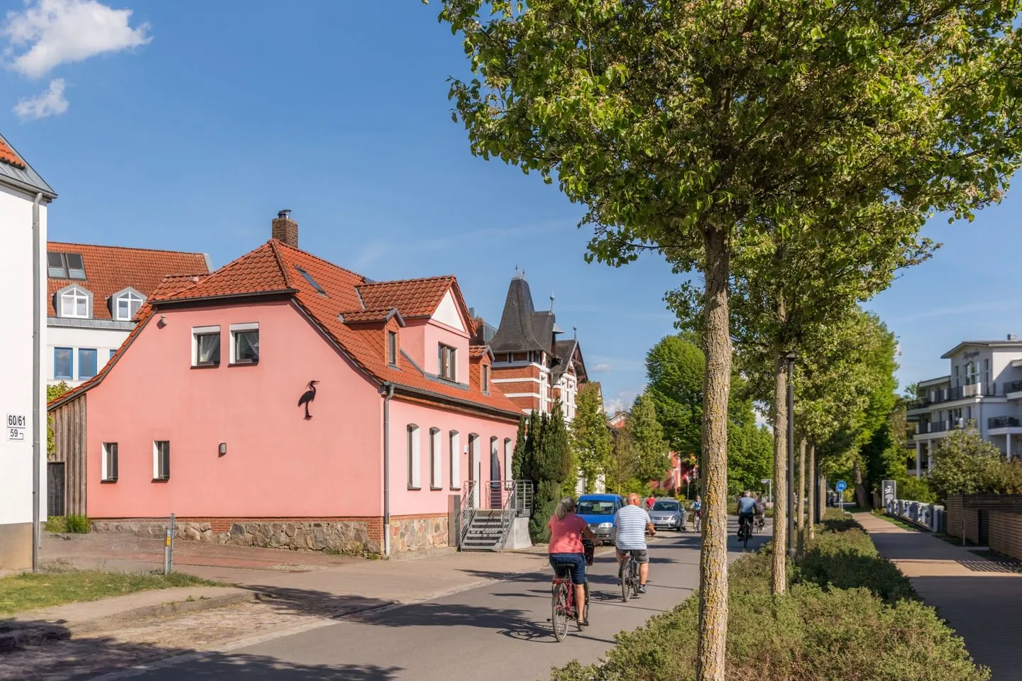 Kleines Meer Waren (Müritz) - Ferienwohnung Kleines Meer Außenansicht Gebäude mit Fahrradfahrern davor