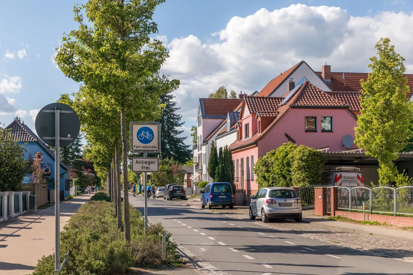 Kleines Meer Waren (Müritz) - Ferienwohnung Kleines Meer Außenansicht Gebäude und Blick in die Straße