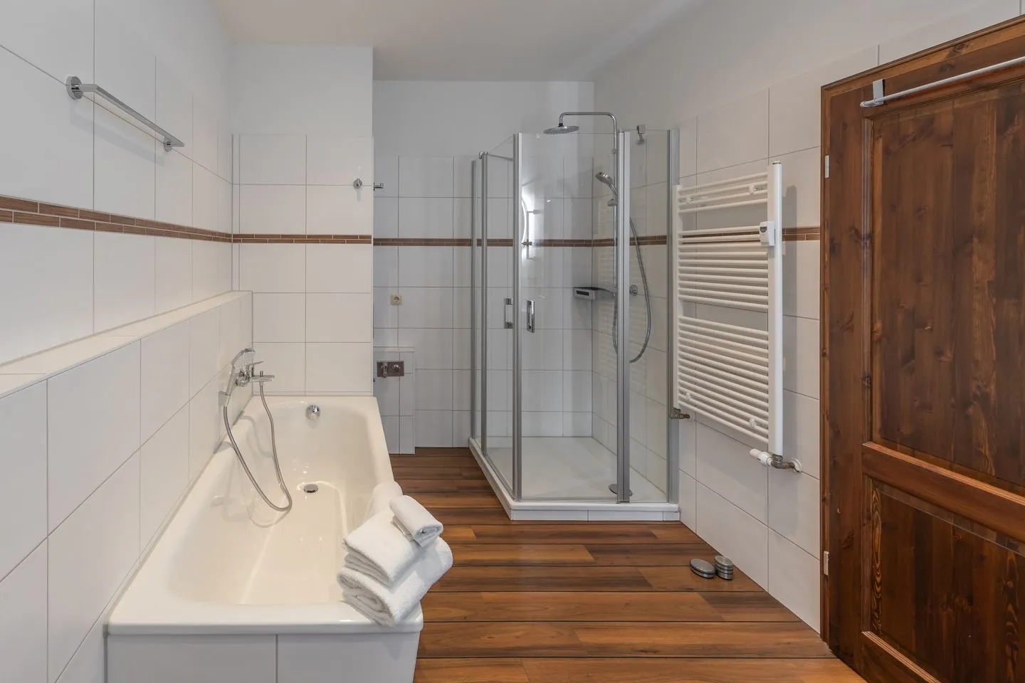 Kleines Meer Waren (Müritz) - Ferienwohnung Kleines Meer Badezimmer mit Badewanne und Dusche