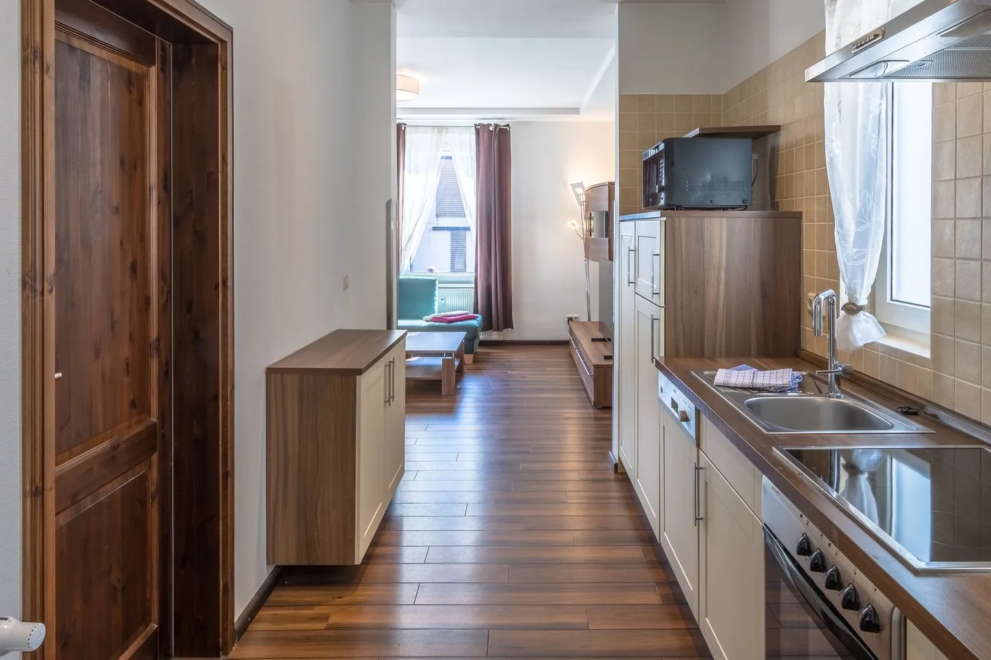 Kleines Meer Waren (Müritz) - Ferienwohnung Kleines Meer Küchenzeile mit Blick in den Wohnbereich