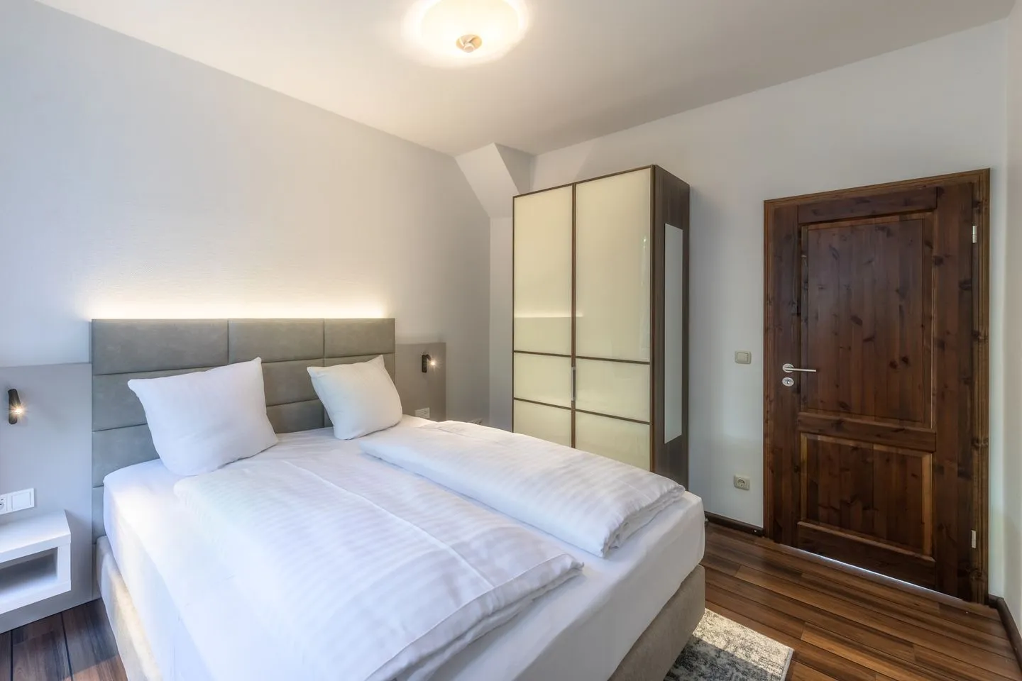 Kleines Meer Waren (Müritz) - Ferienwohnung Kleines Meer Schlafzimmer mit Kleiderschrank