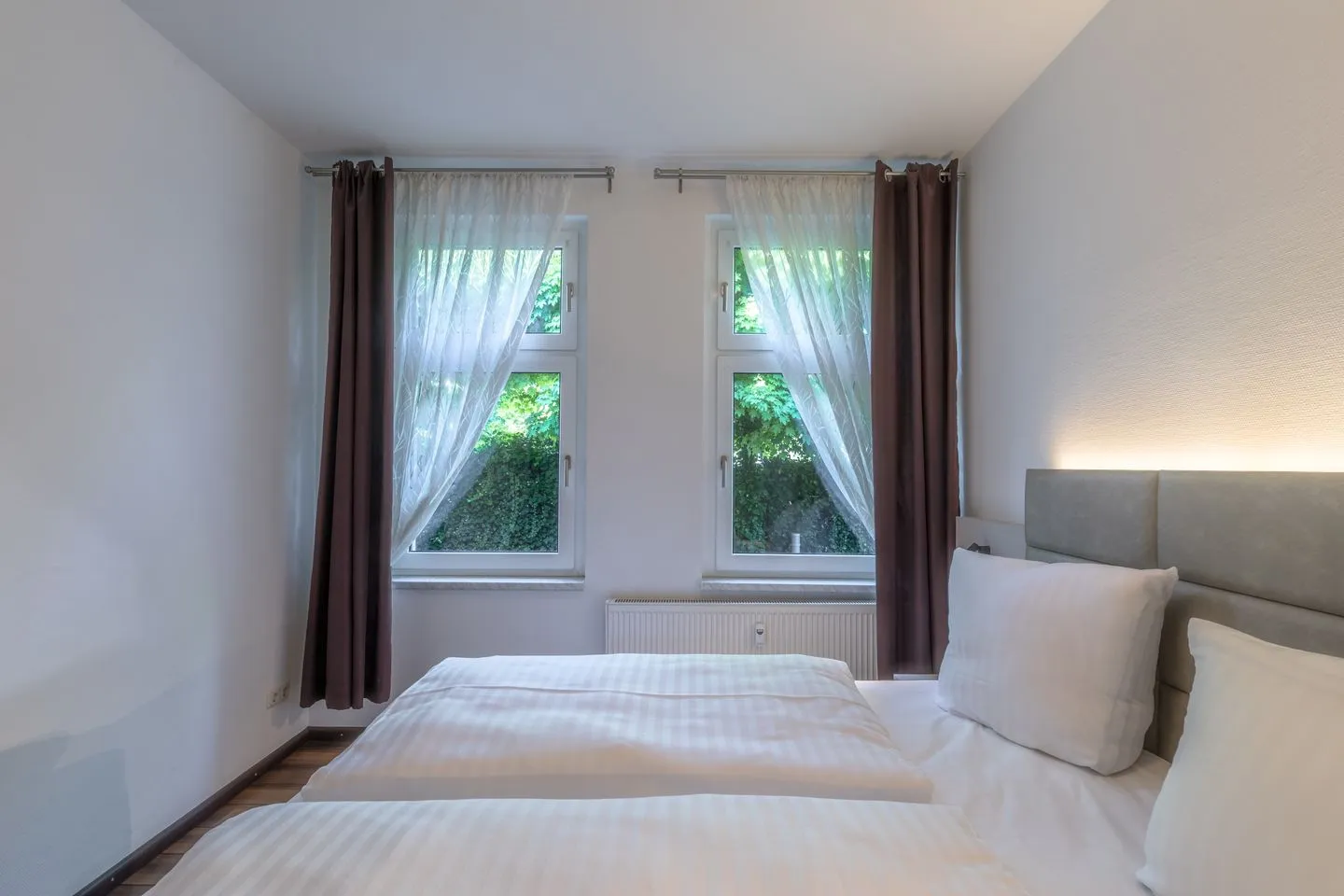 Kleines Meer Waren (Müritz) - Ferienwohnung Kleines Meer Schlafzimmer Blick zum Fenster, heller Raum