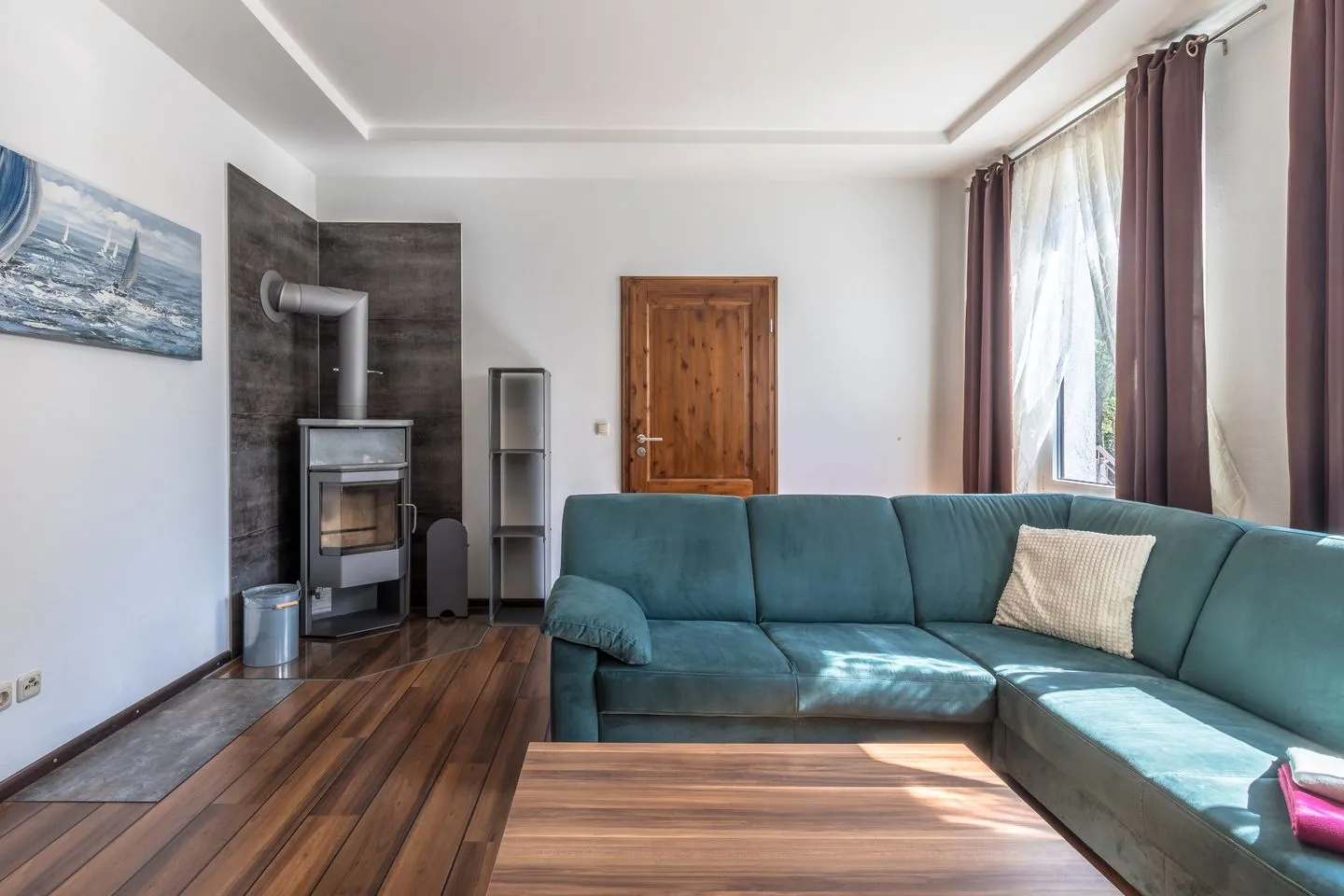 Kleines Meer Waren (Müritz) - Ferienwohnung Kleines Meer Wohnzimmer mit grünem Sofa