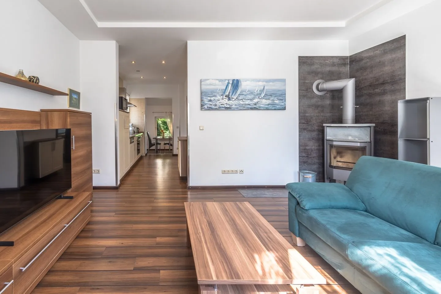 Kleines Meer Waren (Müritz) - Ferienwohnung Kleines Meer Wohnzimmer mit Blick auf den Ofen