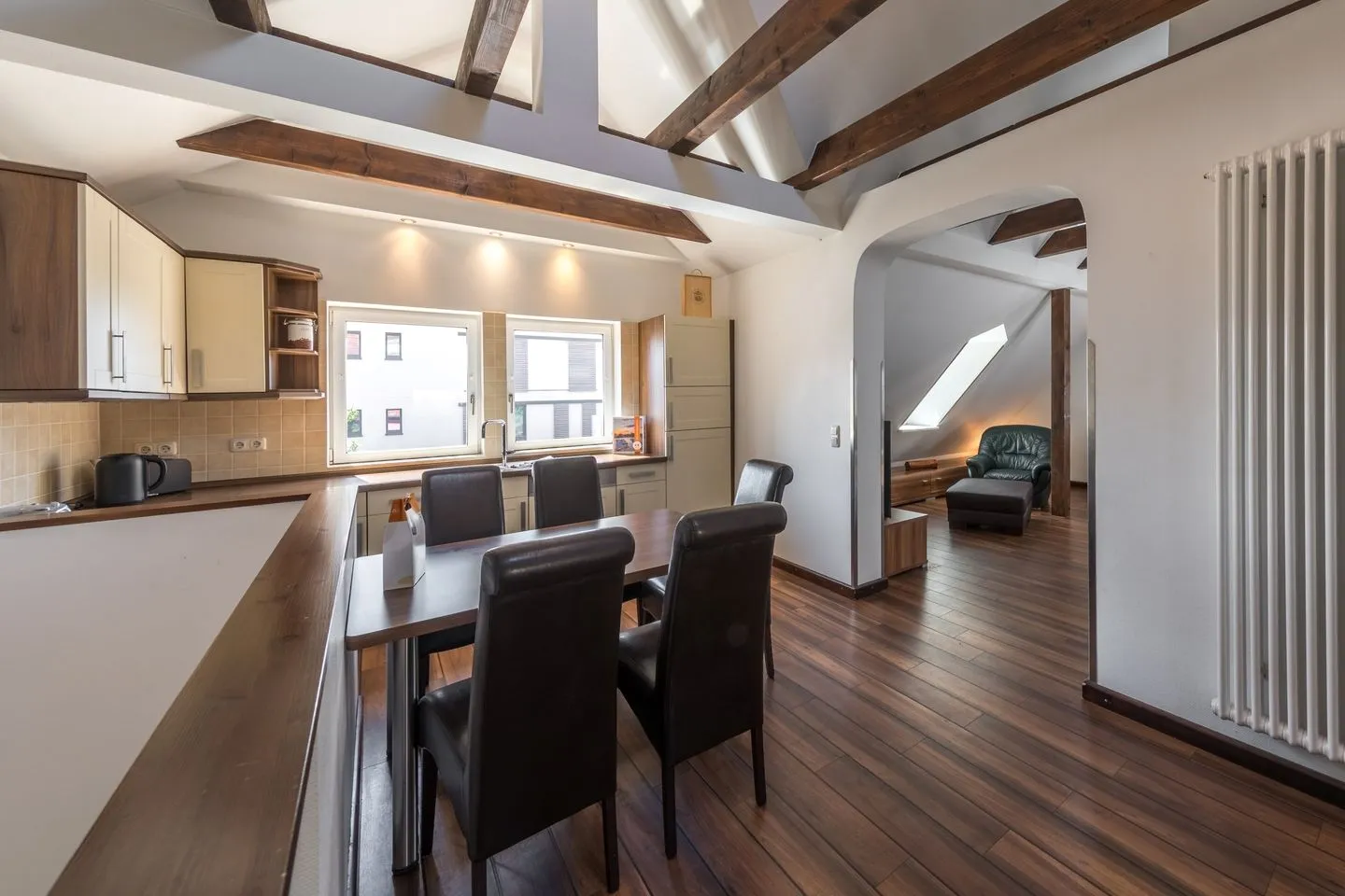 Seeperle Waren (Müritz) - Ferienwohnung Seeperle Küche mit Esstisch und Blick ins Wohnzimmer