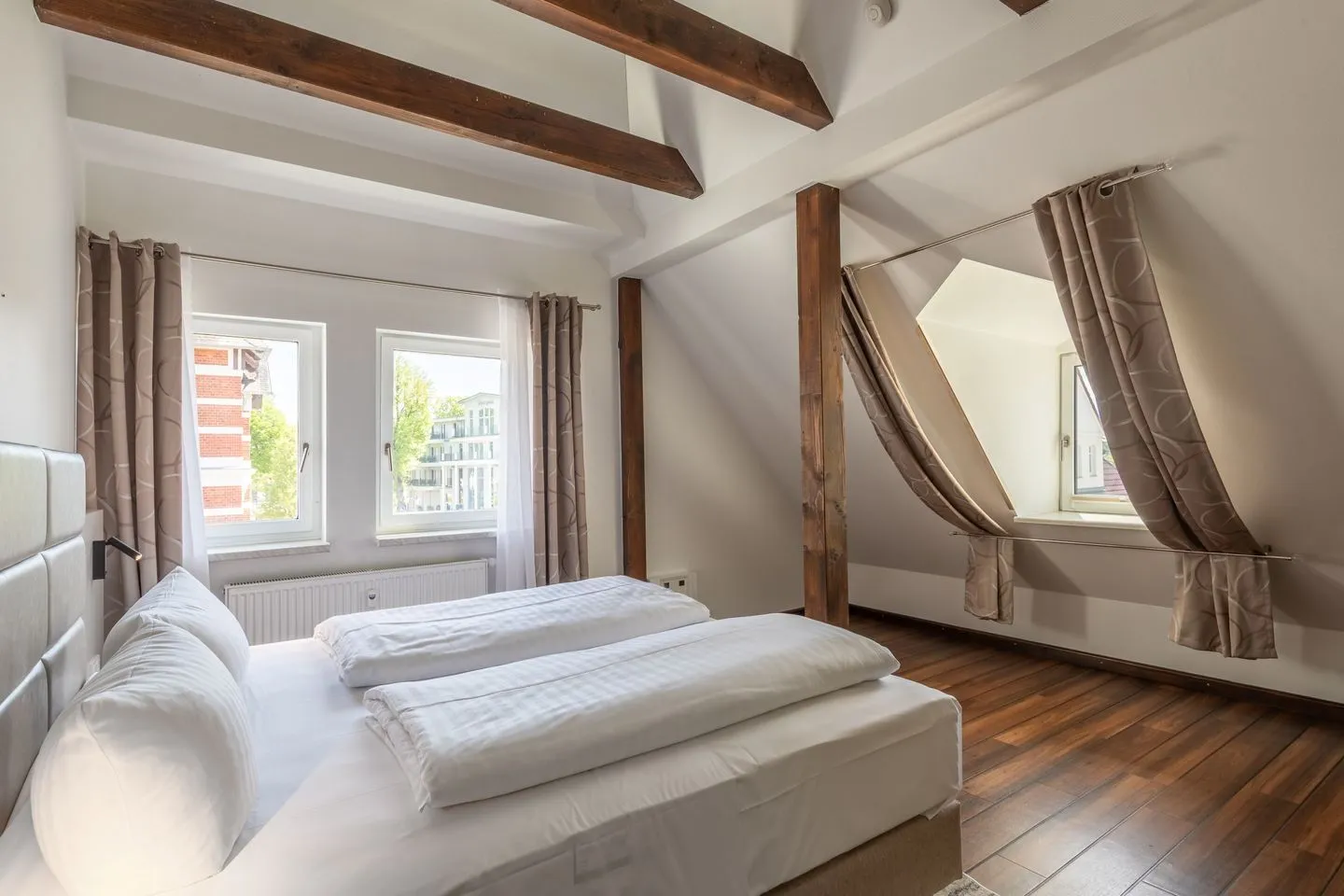 Seeperle Waren (Müritz) - Ferienwohnung Seeperle Schlafzimmer mit großem Bett und Fenstern