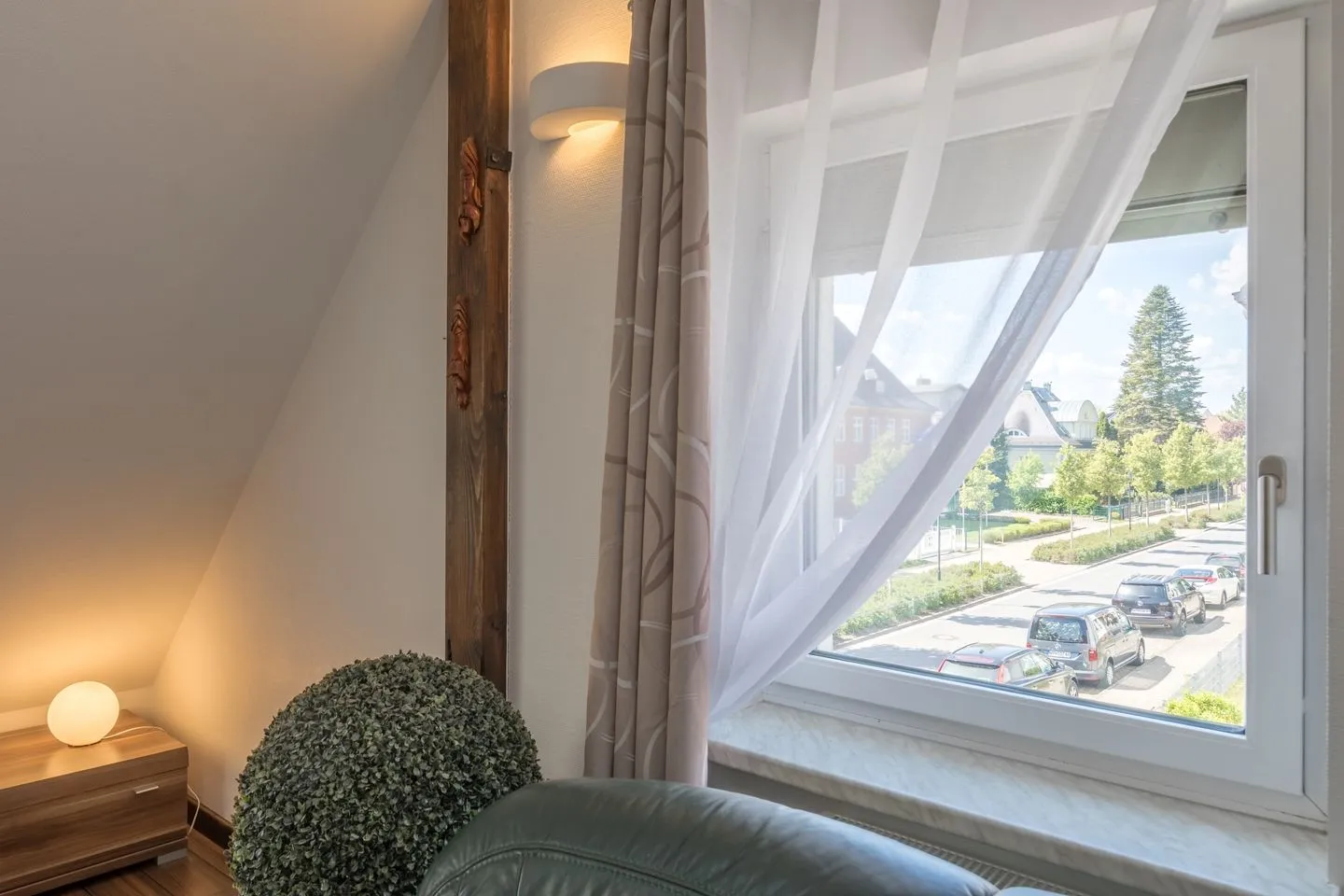 Seeperle Waren (Müritz) - Ferienwohnung Seeperle Wohnzimmer Ausblick durch das Fenster ins Wohngebiet