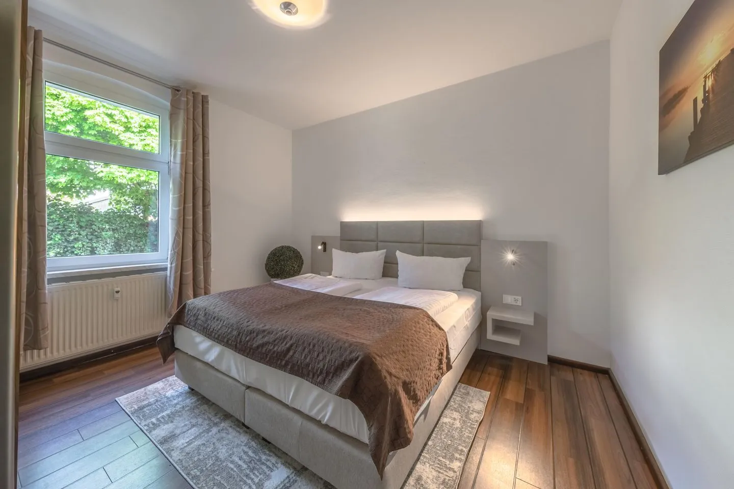 Strandkorb Waren (Müritz) - Ferienwohnung Strandkorb Schlafzimmer mit Ausblick zum Garten