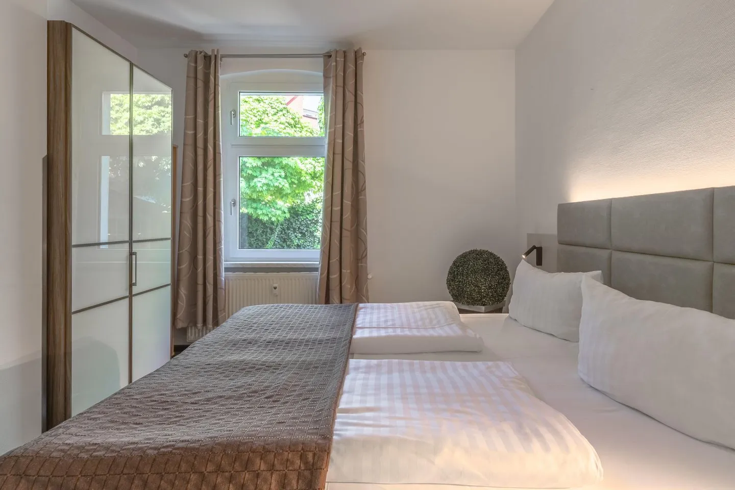 Strandkorb Waren (Müritz) - Ferienwohnung Strandkorb Schlafzimmer mit Kleiderschrank und Fenster