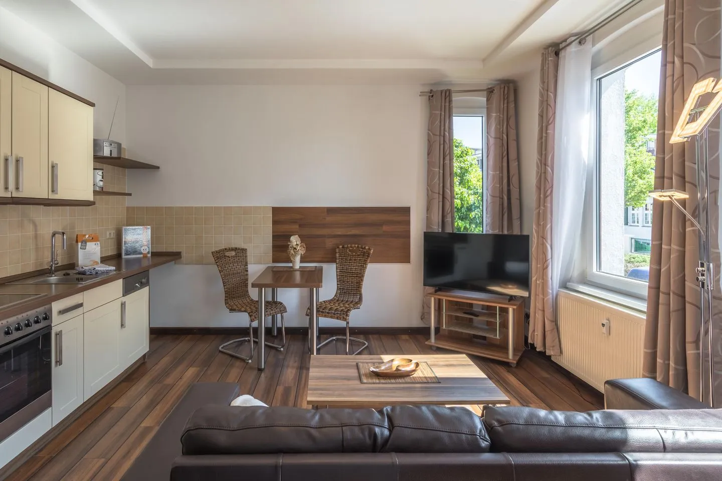 Strandkorb Waren (Müritz) - Ferienwohnung Strandkorb Wohnzimmer mit brauner Couch
